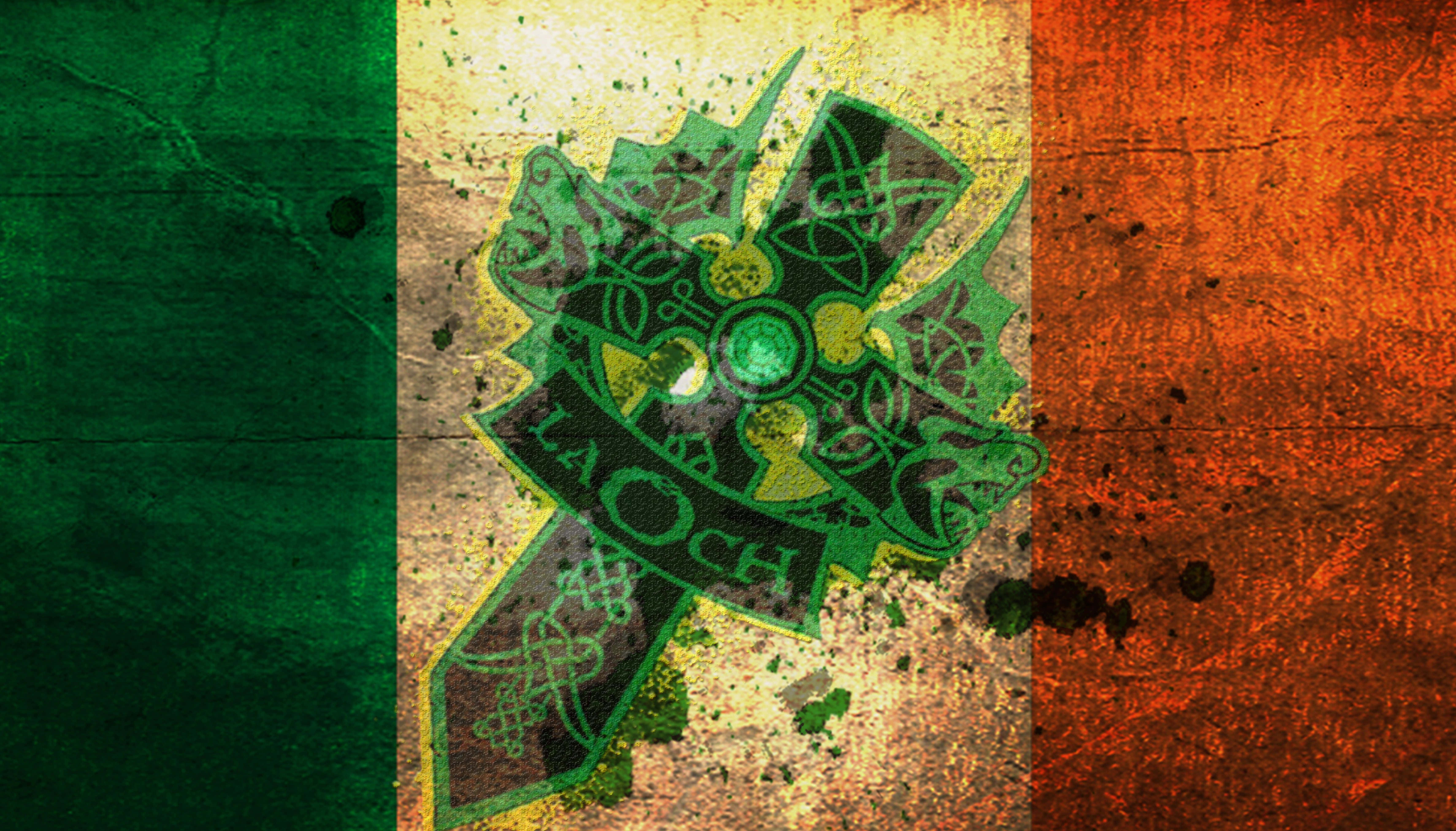 Celtic Irish 桌布 壁紙 — 一面經風化的愛爾蘭國旗，帶有凱爾特十字架和「LAOCH」文字，以綠色、金色和橙色呈現，背景粗糙有紋理。
