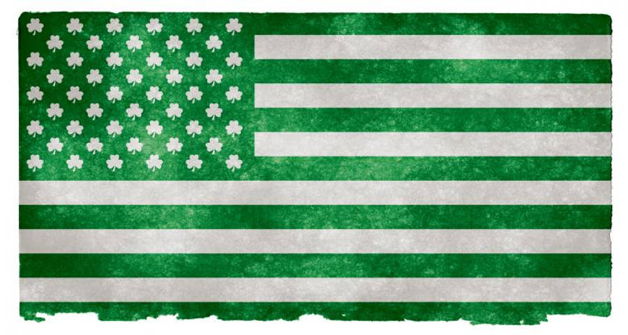 USA flag iPhone 桌布 壁紙 — 一面經風化的美國國旗，以三葉草取代星星，帶有磨損質感。