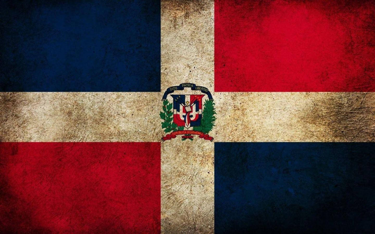 十字架 桌布 壁紙 — 一面經風化紋理的 Dominican Republic 國旗，帶有紅、藍、白條紋和中央盾徽。