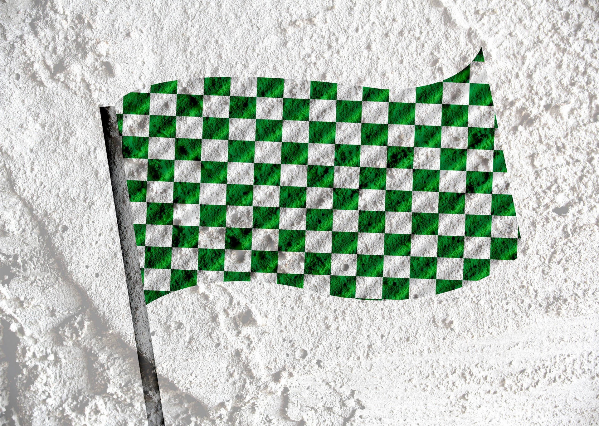Checkered Flag 桌布 壁紙 — 一面綠色和白色方格賽車旗，嵌入有紋理的白色雪地中，帶有黑色旗杆。