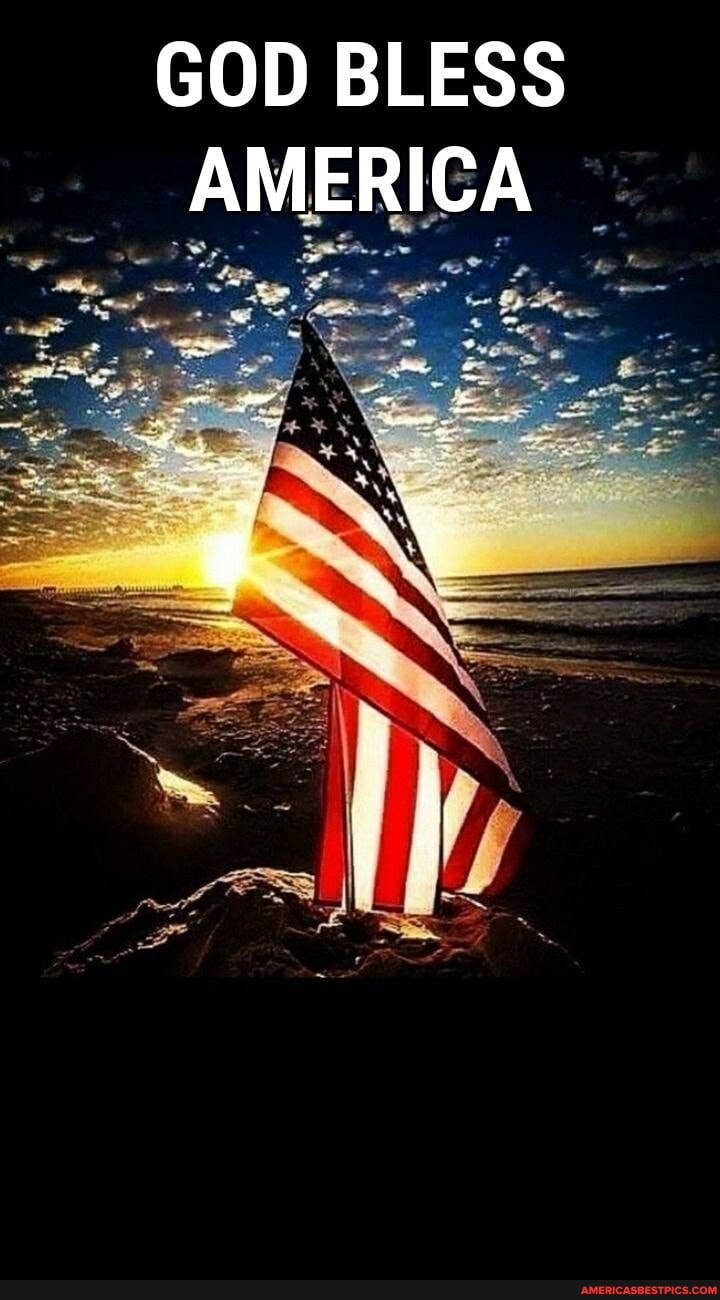 日落時分海灘上的美國國旗，附有文字 god bless america — 美國國旗 GIF 壁紙