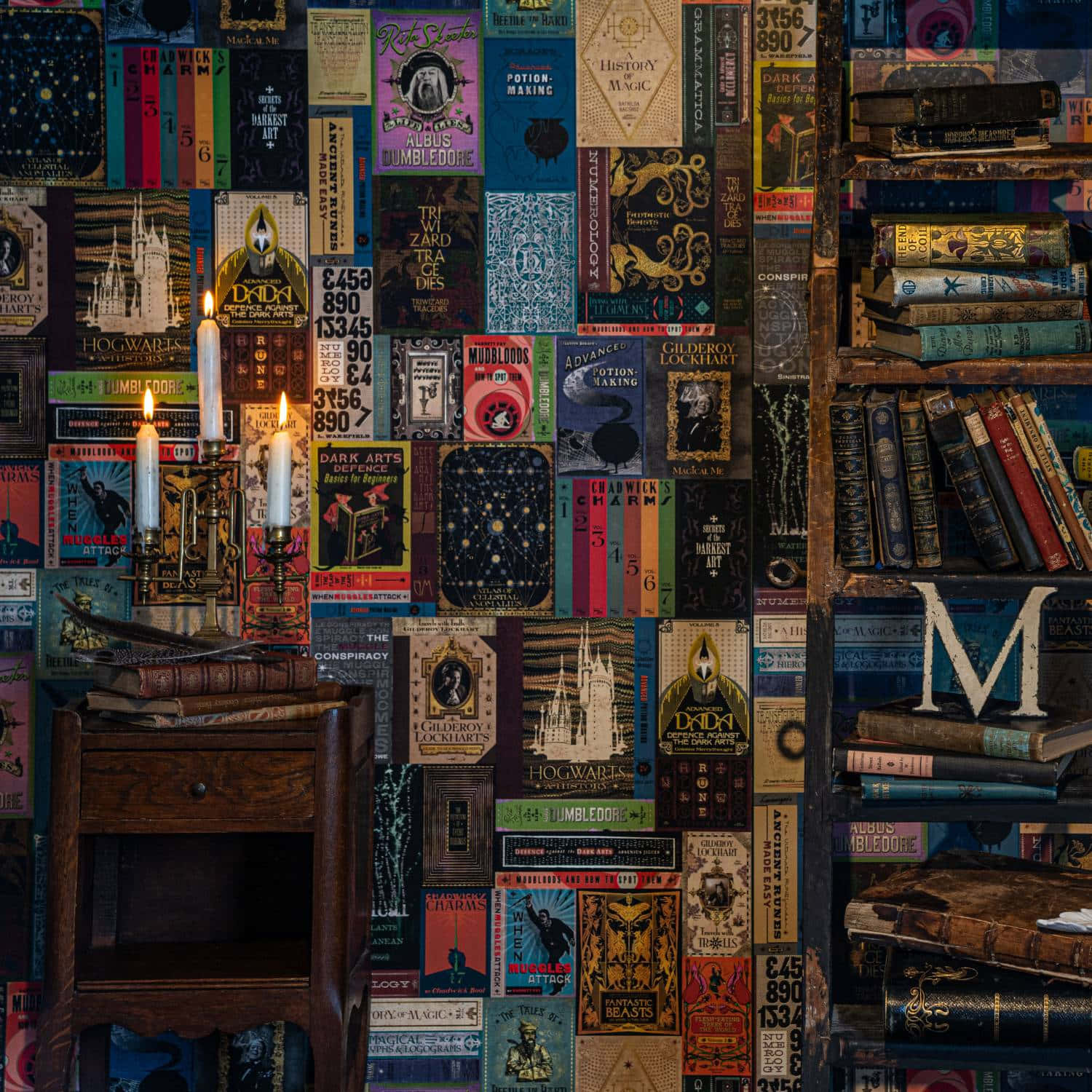 The Hogwarts Library 桌布 壁紙 — 一面舒適的魔法圖書館牆，覆蓋著復古哈利波特書籍封面，配有燃燒的蠟燭和木製書架。