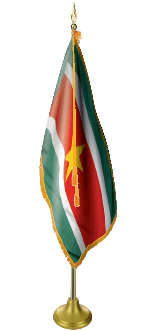 Flag 桌布 壁紙 — 一面蘇利南國旗，有綠色、紅色、白色條紋和一顆黃星，在白色背景的金色旗杆上飄揚。