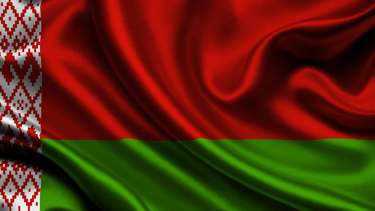 Flag 桌布 壁紙 — 一面質感豐富的白俄羅斯國旗，帶有紅綠條紋和白紅裝飾圖案，在風中動態飄揚。