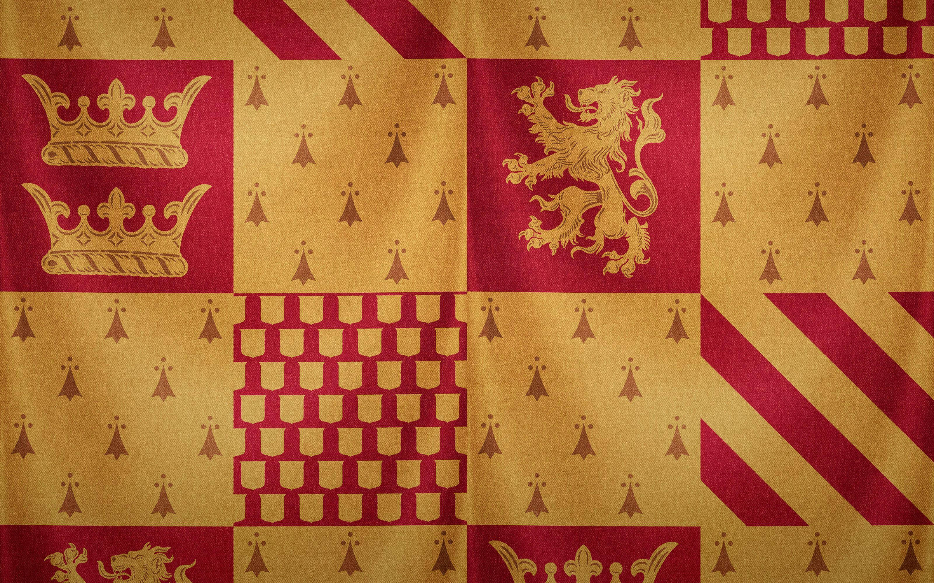 Gryffindor 桌布 壁紙 — 一面質感豐富的紋章旗幟，帶有金色和深紅色面板，展示皇冠、獅子和V形圖案，採用經典的中世紀盾徽設計。