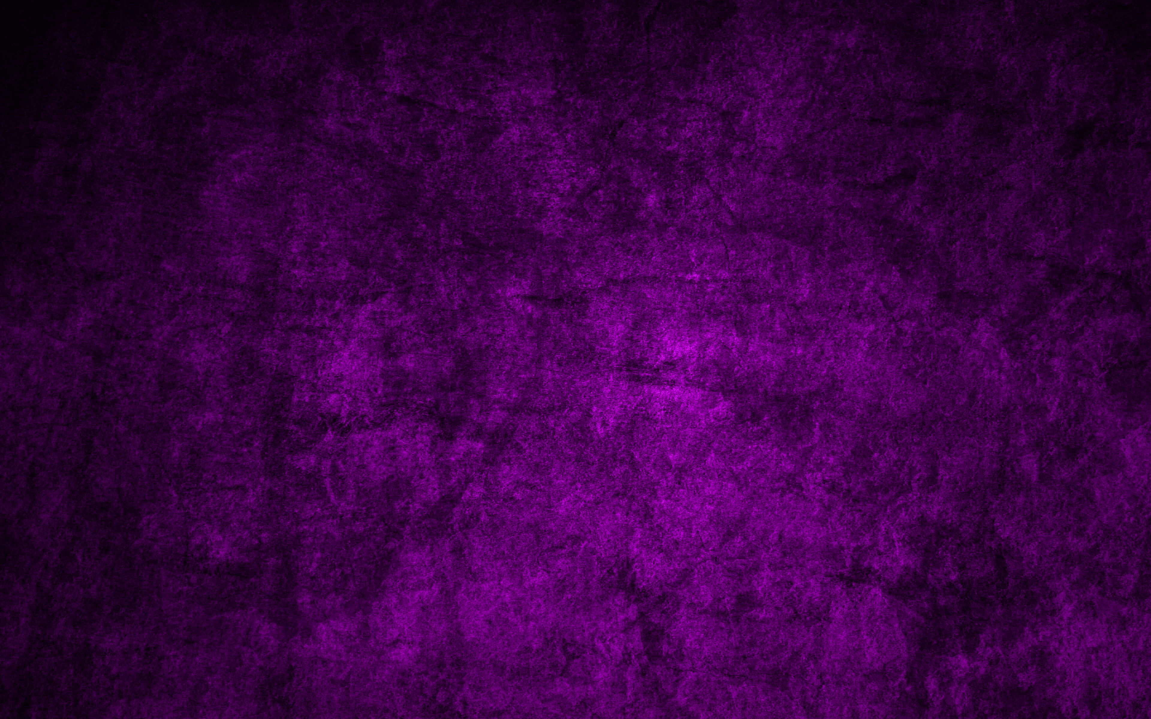 Violet Aesthetic 桌布 壁紙 — 一面質感豐富的紫色牆壁，帶有深層漸變和細微裂紋，營造出充滿氛圍的抽象背景。