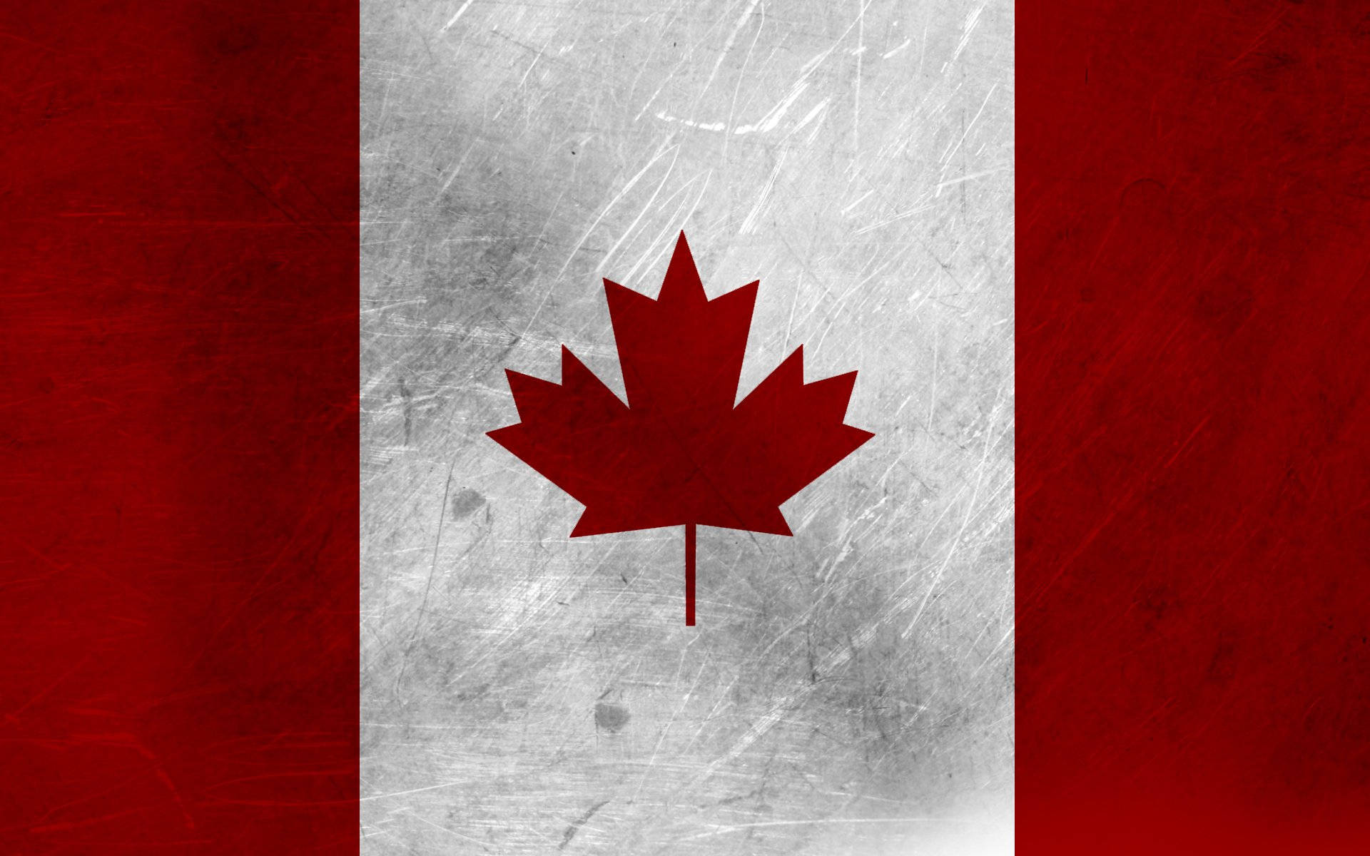 Canada Flag 桌布 壁紙 — 一面風化的加拿大國旗，中央銀色面板有刮痕，上面有紅色楓葉，兩側為紅色條紋。