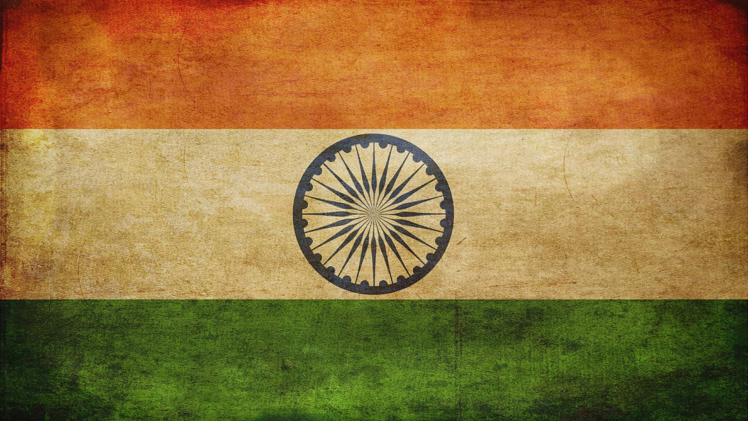 Indian 桌布 壁紙 — 一面風化的印度國旗，帶有藏紅花、白色和綠色條紋，白色條帶中央有一個海軍藍色的阿育王法輪。