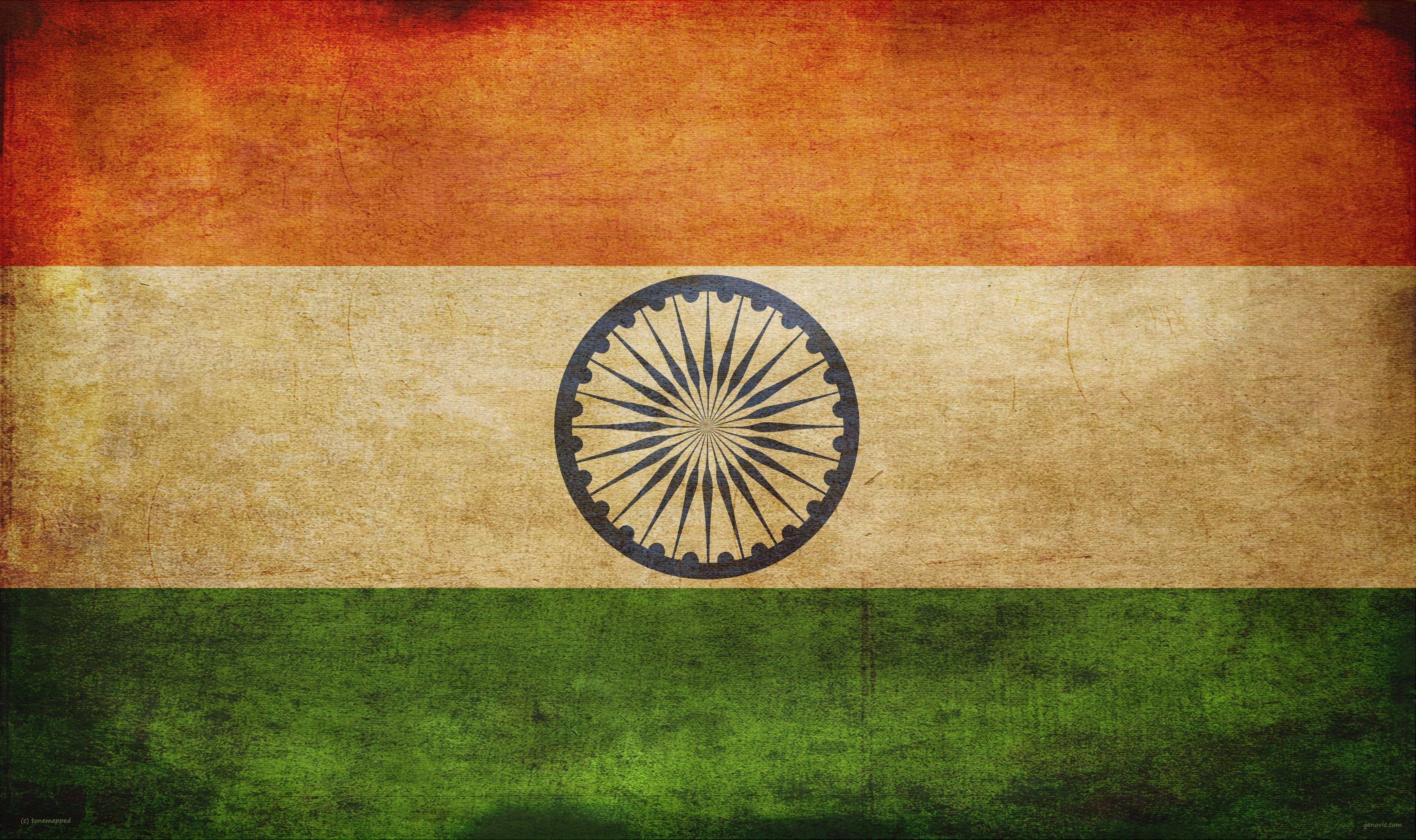 India 桌布 壁紙 — 一面風化的印度國旗，帶有藏紅花、白色和綠色條紋，白色條紋中央有一個海軍藍色的阿育王法輪。