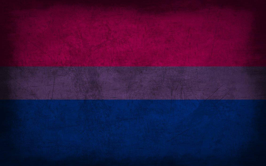 Bisexual Flag 桌布 壁紙 — 一面風化的旗幟，帶有洋紅色、薰衣草色和海軍藍三條水平條紋，顯示可見的刮痕和紋理。