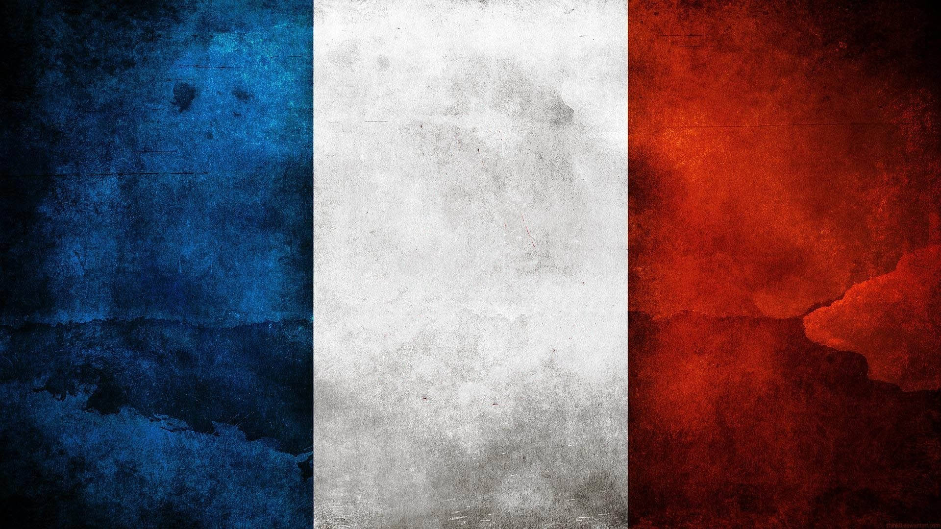 France Flag 桌布 壁紙 — 一面風化的法國國旗，帶有紋理的藍、白、紅垂直條紋，顯示污垢和磨損。