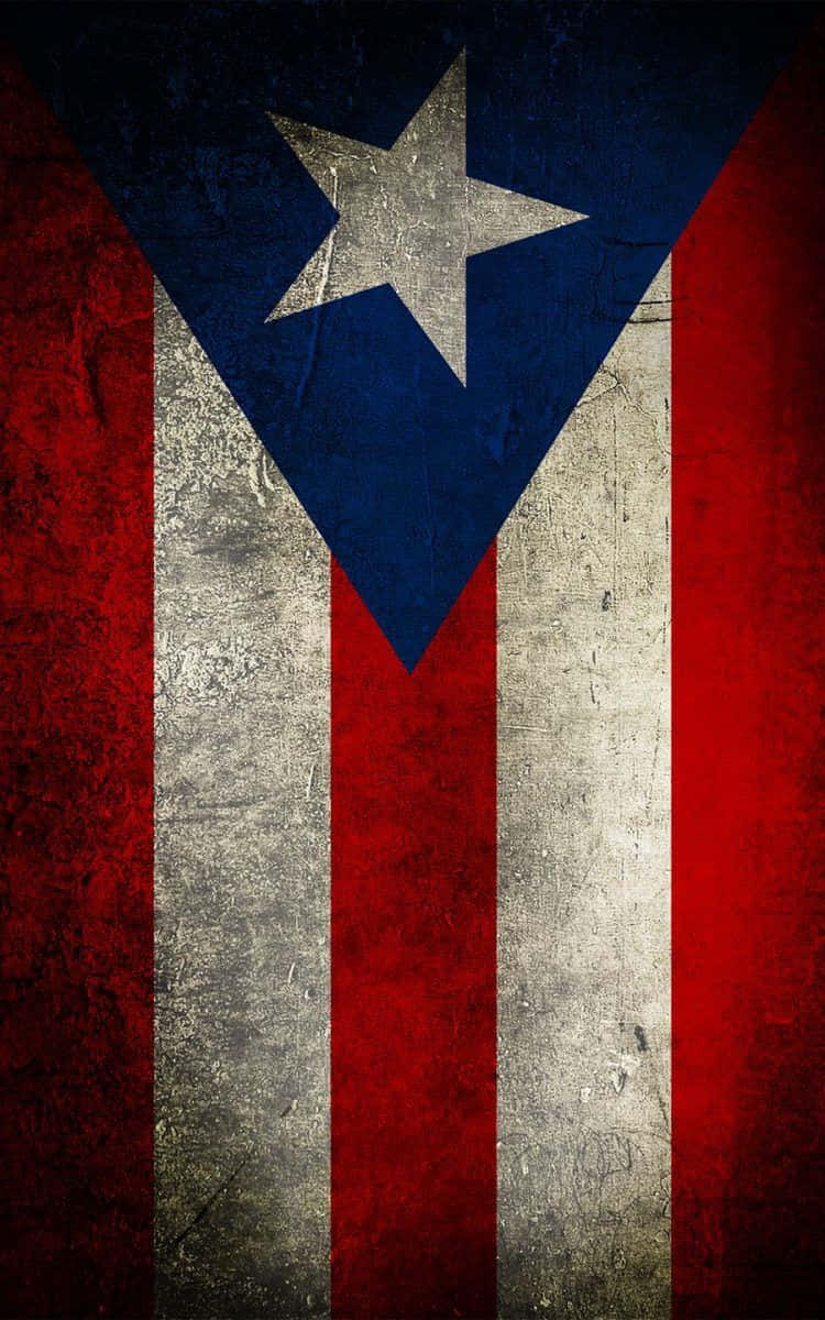 Puerto Rican 桌布 壁紙 — 一面風化的波多黎各旗幟，帶有星星和條紋，呈現深紅、藍和白三色，表面粗糙有紋理。