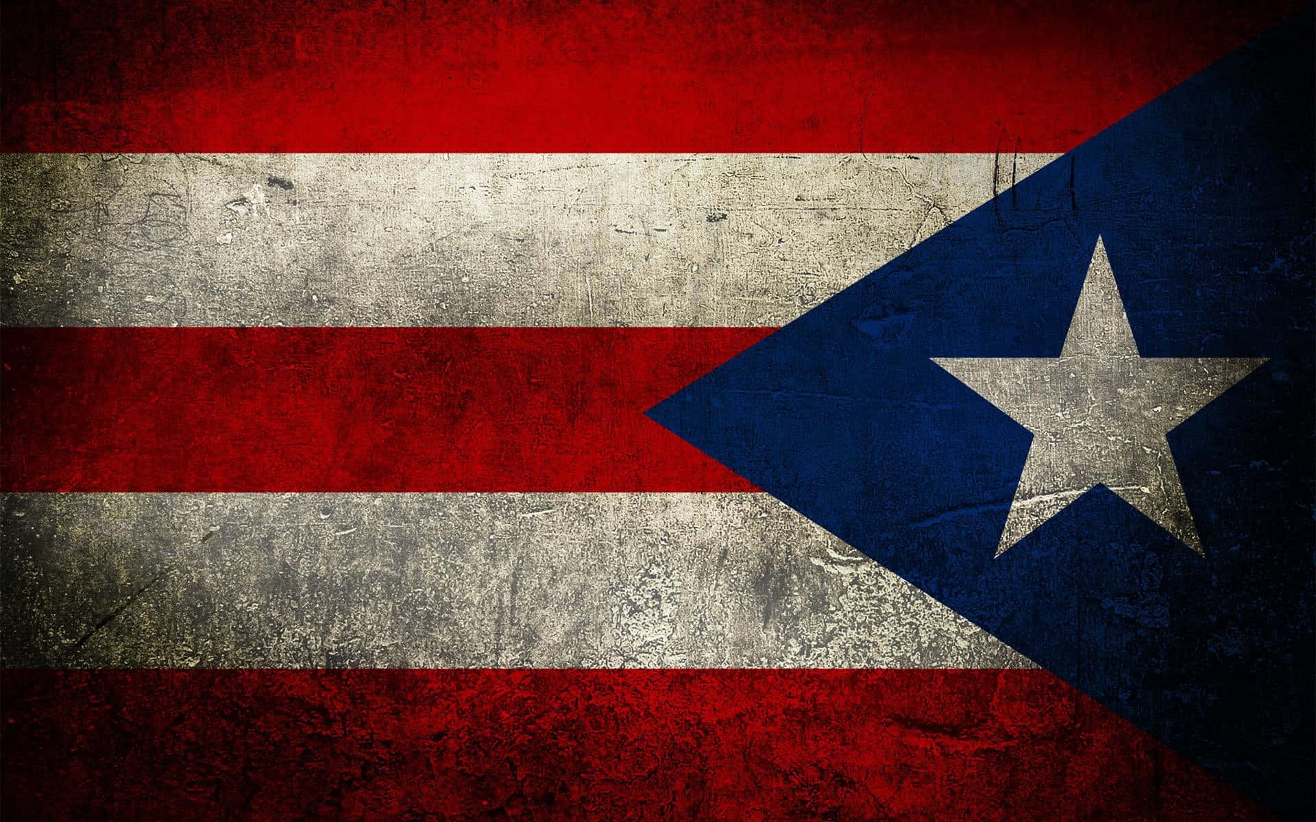 Puerto Rican 桌布 壁紙 — 一面風化的波多黎各旗幟，帶有紅、白、藍條紋和一顆星，顯示出可見的裂紋和紋理。