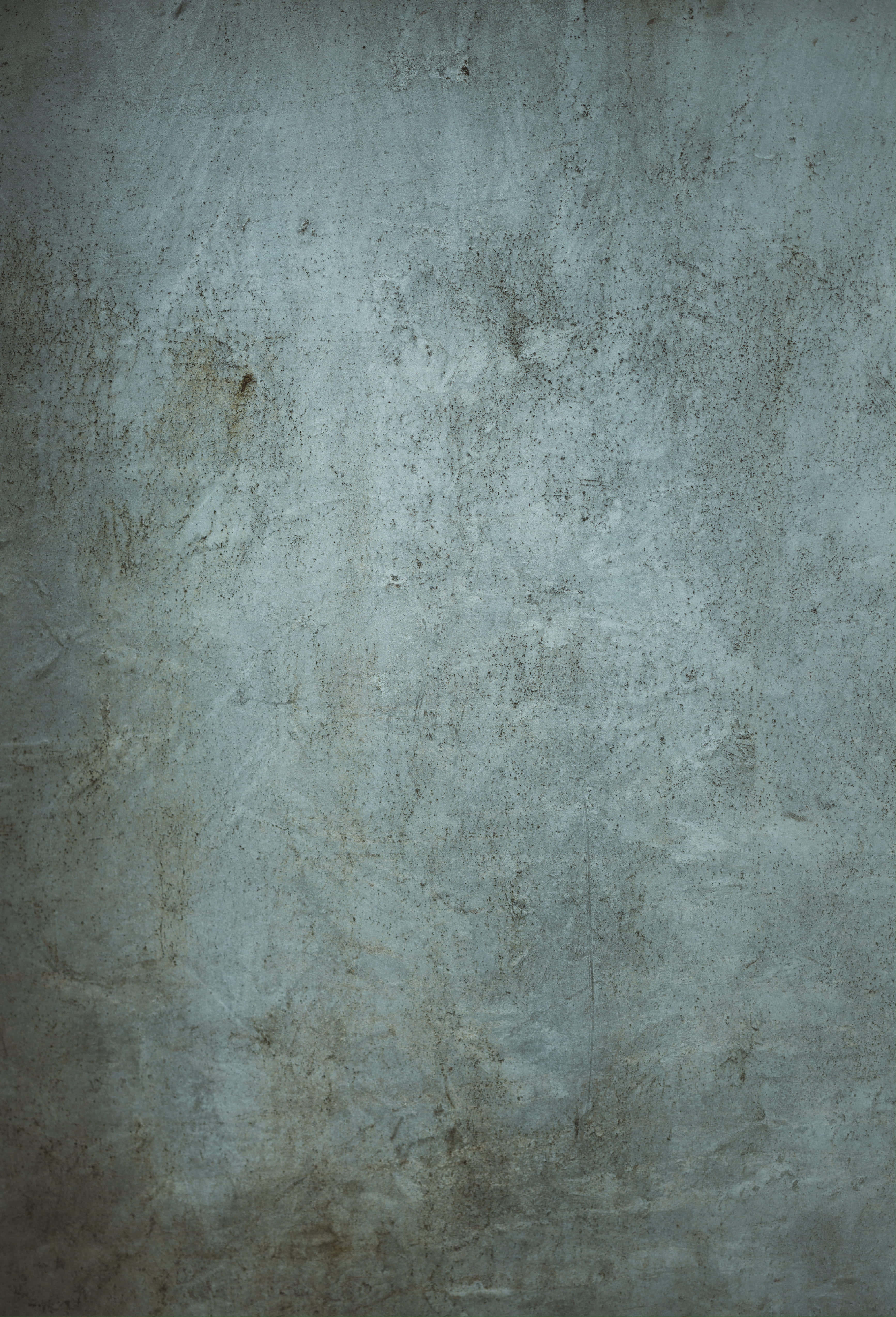 classic 桌布 壁紙 — 一面風化的灰色混凝土牆，帶有細微紋理和淡淡的鏽跡。