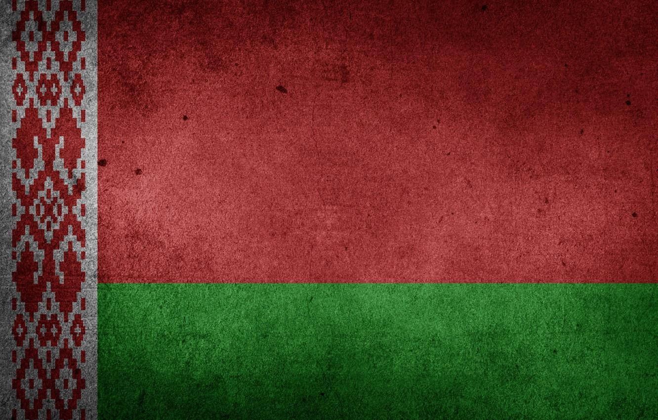 Belarus 桌布 壁紙 — 一面風化的白俄羅斯國旗，帶有紅綠條紋和華麗的白紅圖案邊框，顯示出有污漬和磨損的紋理布料。