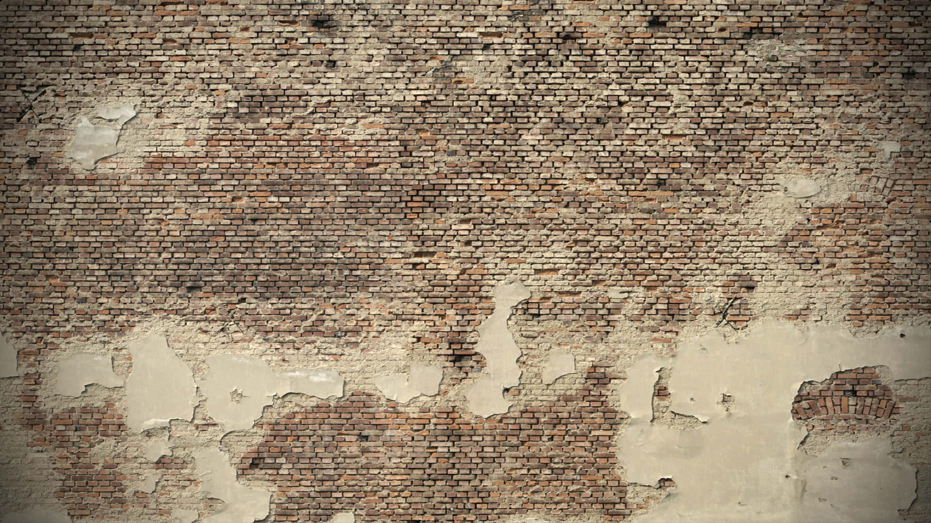 Brick 桌布 壁紙 — 一面風化的磚牆，剝落的灰泥露出老舊的紅磚和灰色砂漿，呈現粗糙的城市質感。