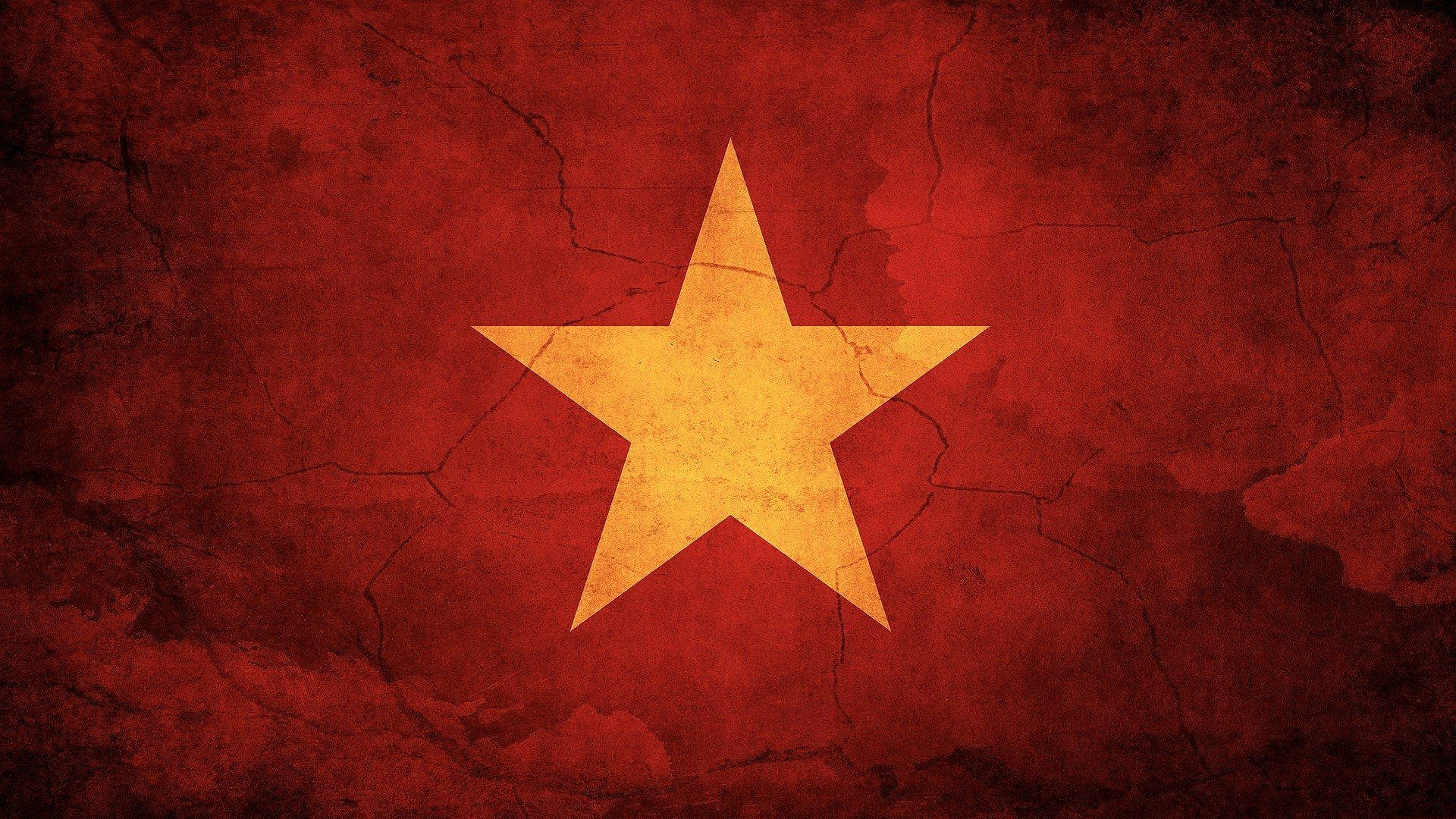 Flag 桌布 壁紙 — 一面風化的紅旗，帶有金色星星，裂紋和紋理如同老化的混凝土。
