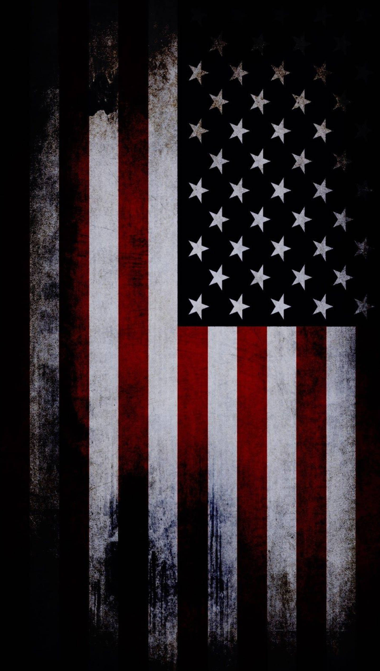 Flag 桌布 壁紙 — 一面風化的美國國旗，帶有褪色的紅白條紋和星星，在黑色背景上展現愛國的磨損。