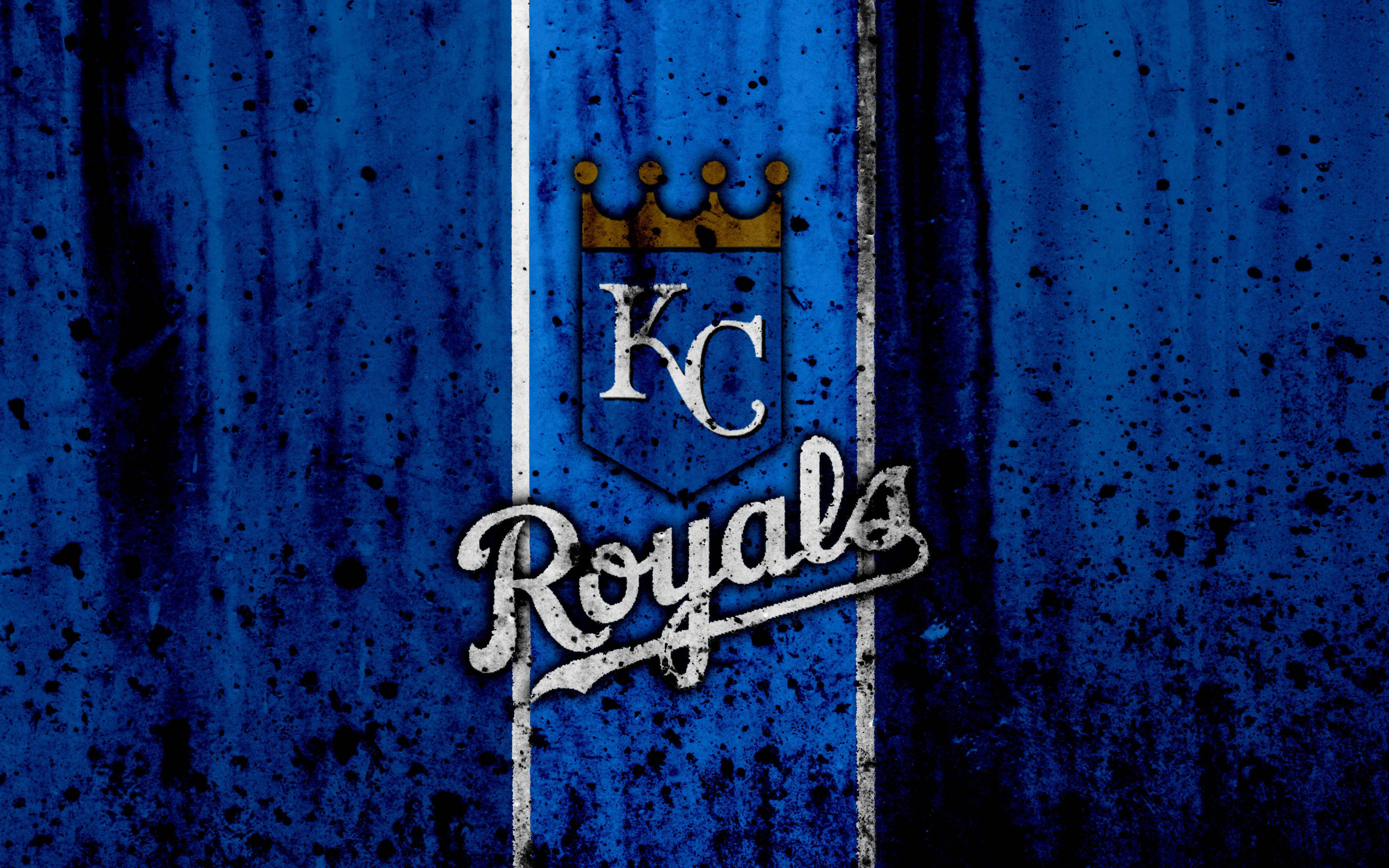 Kansas 桌布 壁紙 — 一面風化的藍色牆壁上，KC Royals 標誌帶有金色皇冠和白色字體，背景粗糙有紋理。