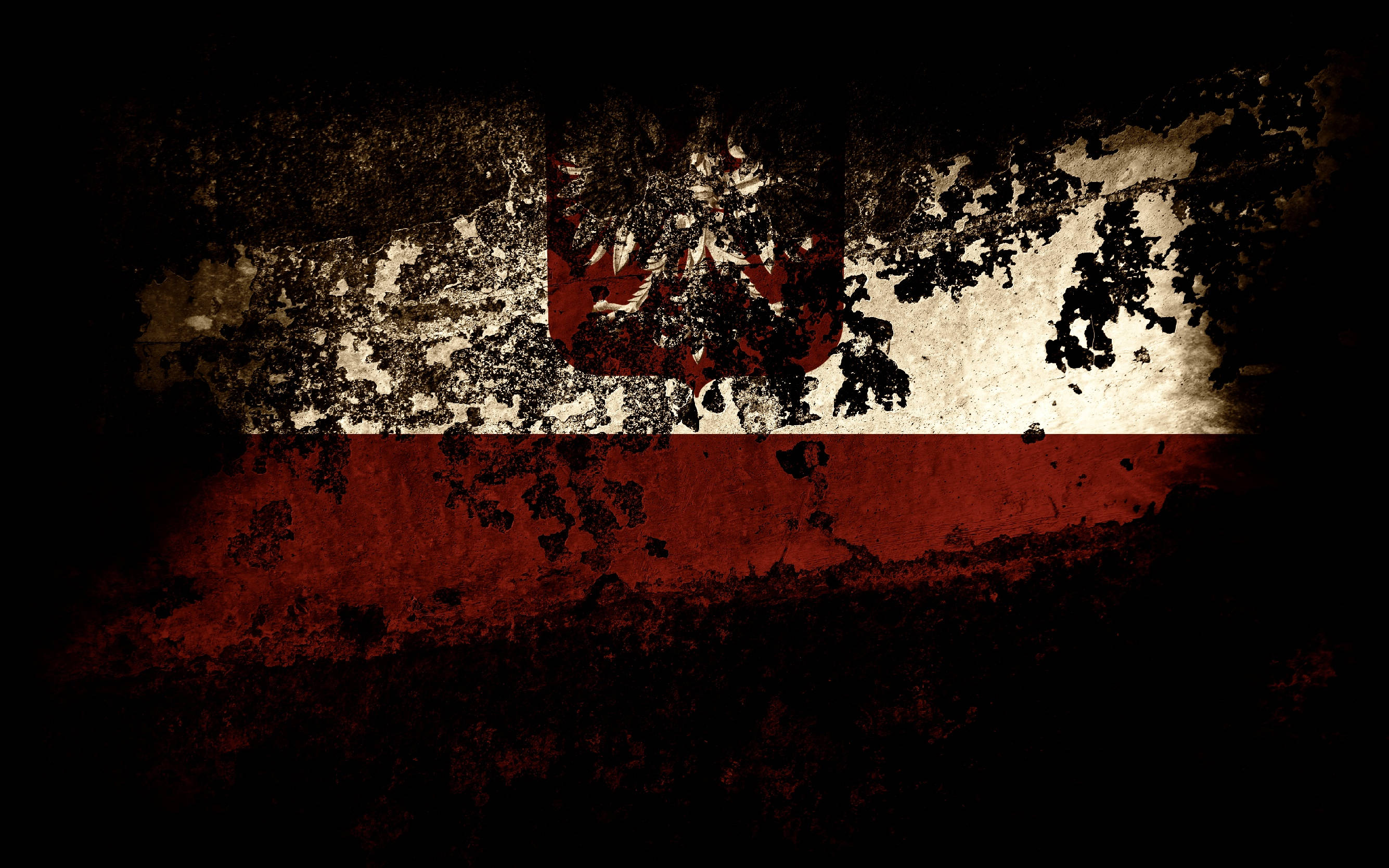 Poland Flag 桌布 壁紙 — 一面風化磨損的波蘭國旗，中央有國徽，深紅色和白色條紋在黑暗骯髒的背景上顯現。