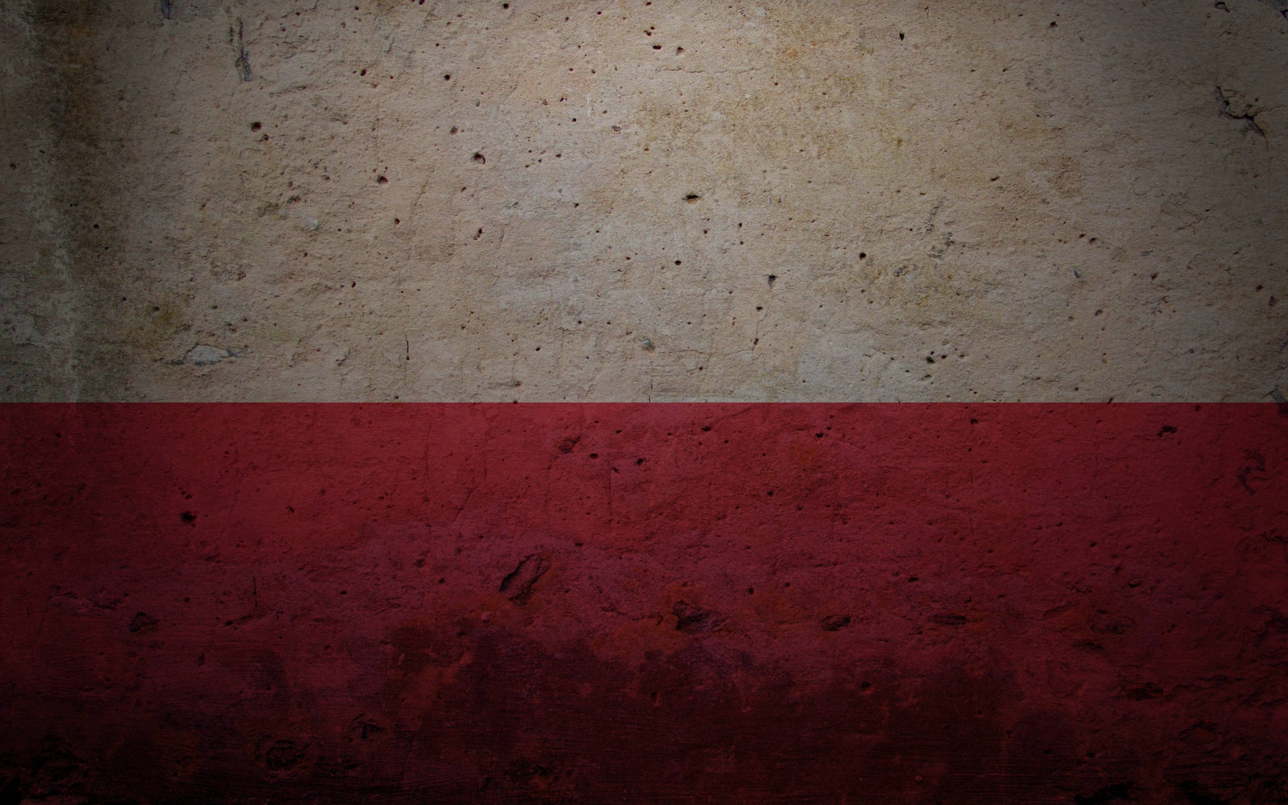Poland Flag 桌布 壁紙 — 一面風化紋理牆上展示波蘭國旗，上半部為褪色白色，下半部為深紅色。