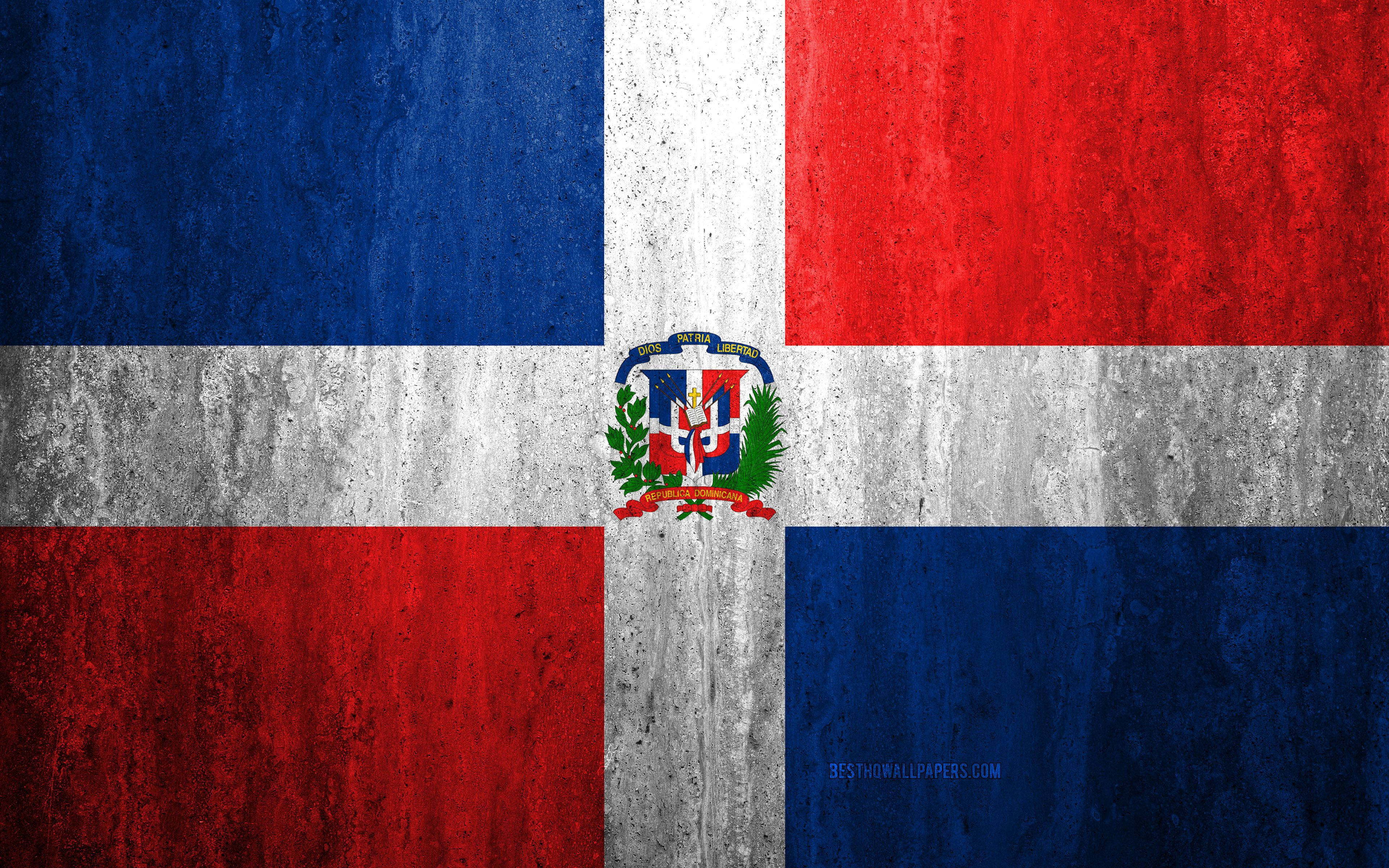 Dominica 桌布 壁紙 — 一面風化紋理的 Dominican Republic 國旗，帶有鮮明的紅、藍、白條紋和中央盾徽。
