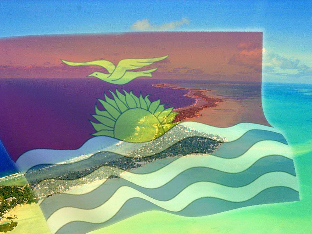 Kiribati 桌布 壁紙 — 一面風格化的旗幟，上面有一隻綠色的鳥在太陽和波浪起伏的海浪上方翱翔，疊加在日落時分的熱帶海岸線上。