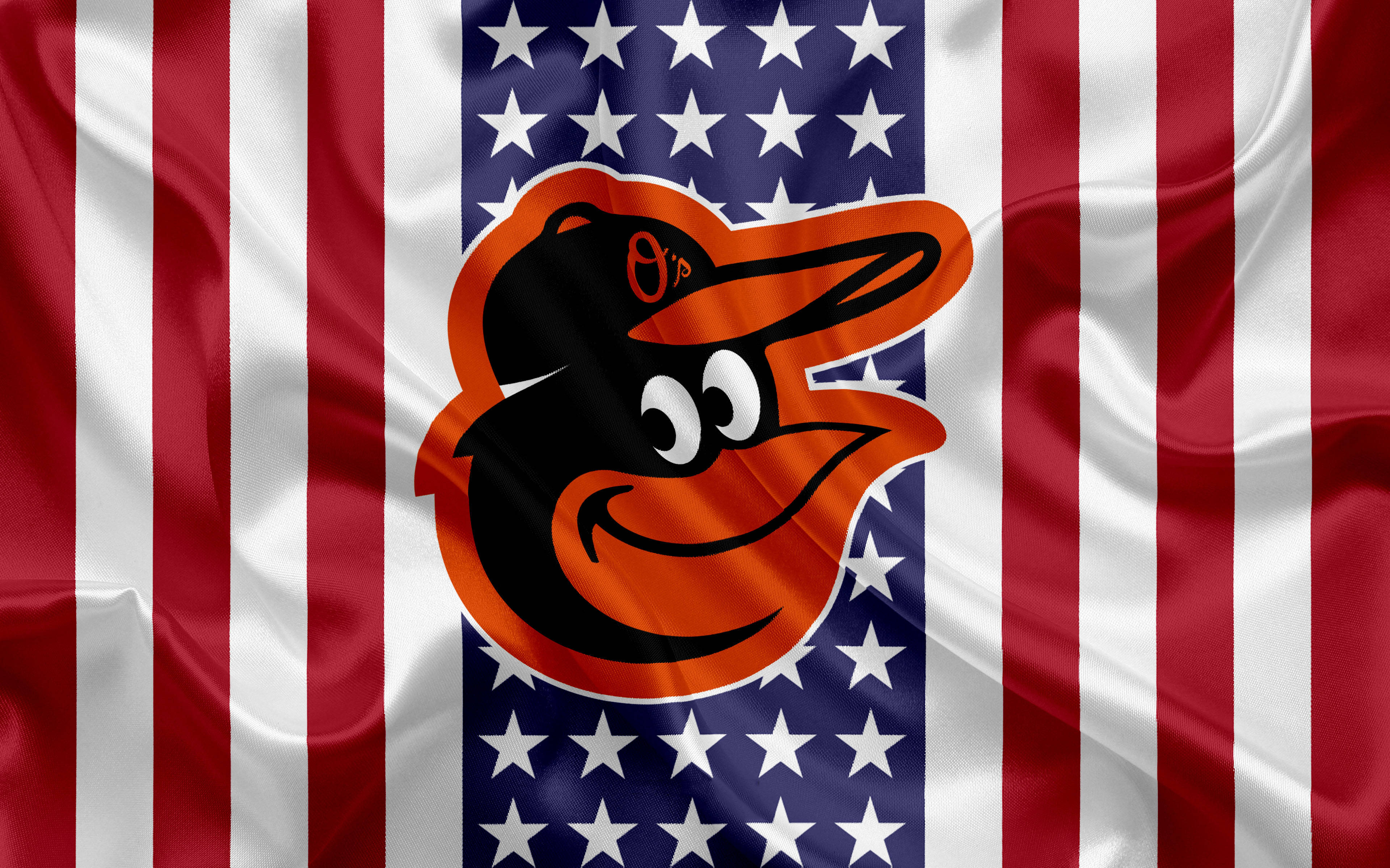 Orioles 桌布 壁紙 — 一面飄揚的美國國旗，上面突出顯示巴爾的摩金鶯棒球隊標誌，覆蓋在星條之上。