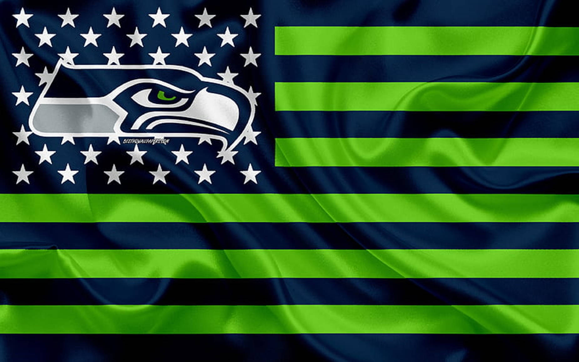 Seattle Seahawks 桌布 壁紙 — 一面飄揚的美國國旗，以海鷹隊標誌取代老鷹，並以綠色條紋取代紅色條紋。