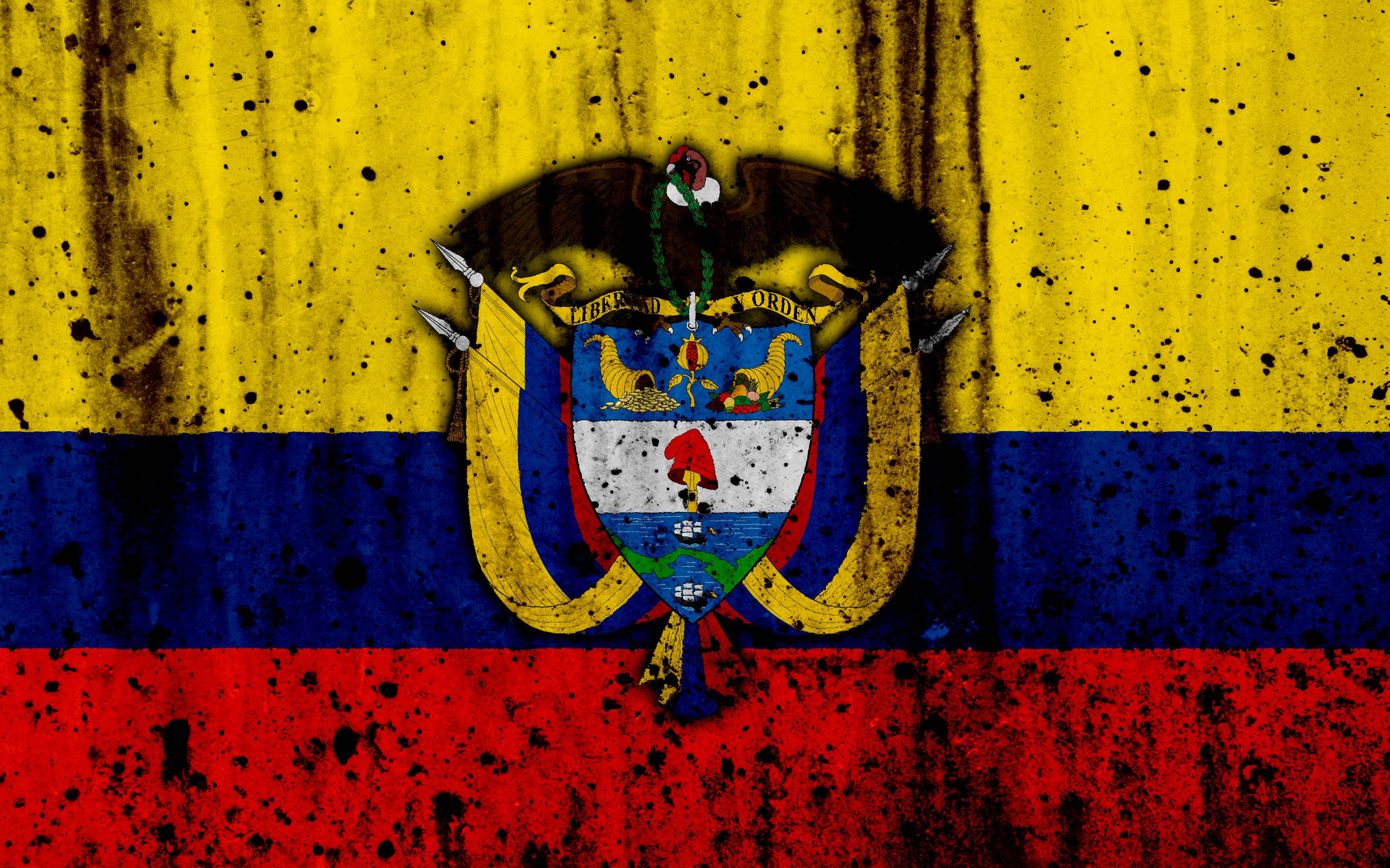 Colombia Flag 桌布 壁紙 — 一面飽經風霜的哥倫比亞國旗，帶有鮮明的黃、藍、紅條紋，中央的國徽沾滿黑色污垢。