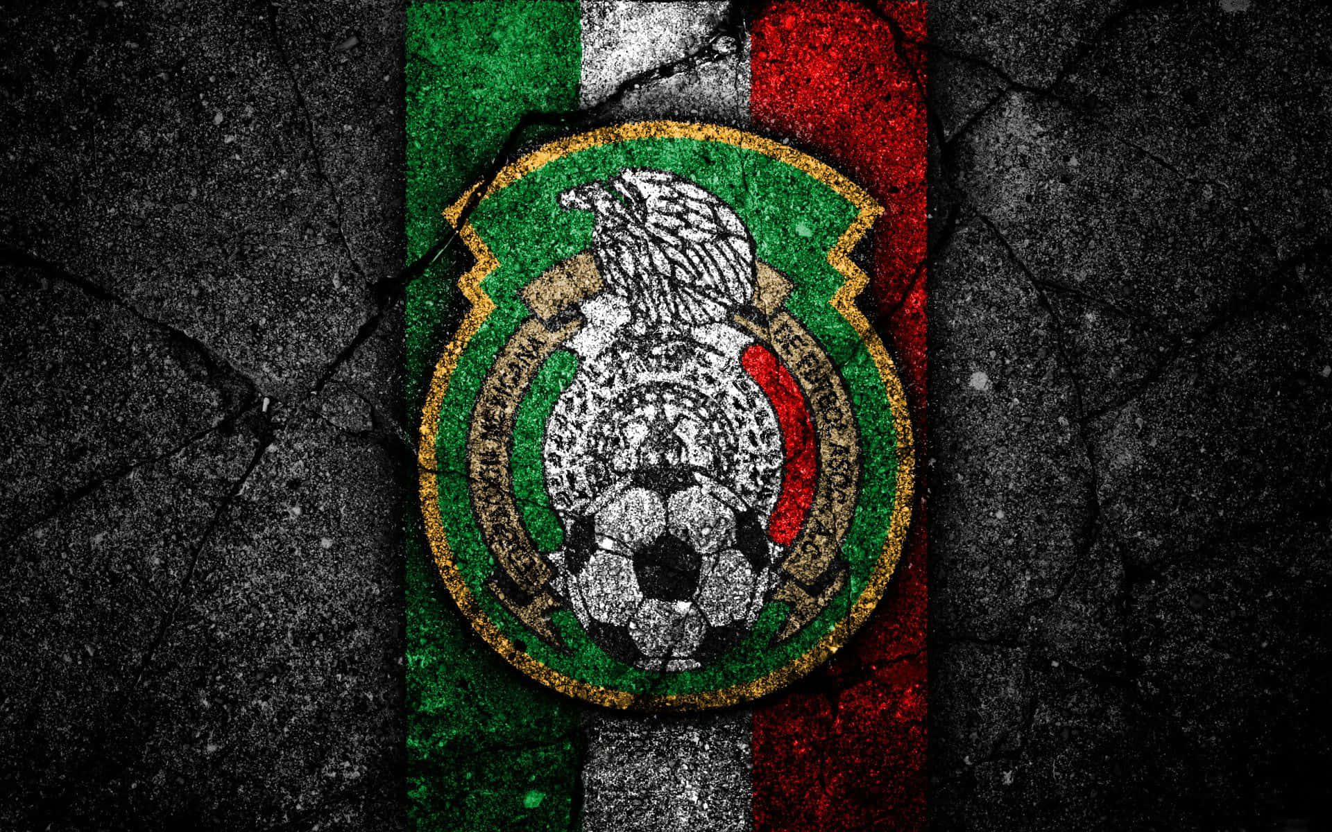Mexico Soccer 桌布 壁紙 — 一面飽經風霜的墨西哥國旗，國徽中的老鷹被足球取代，背景是龜裂的瀝青路面。