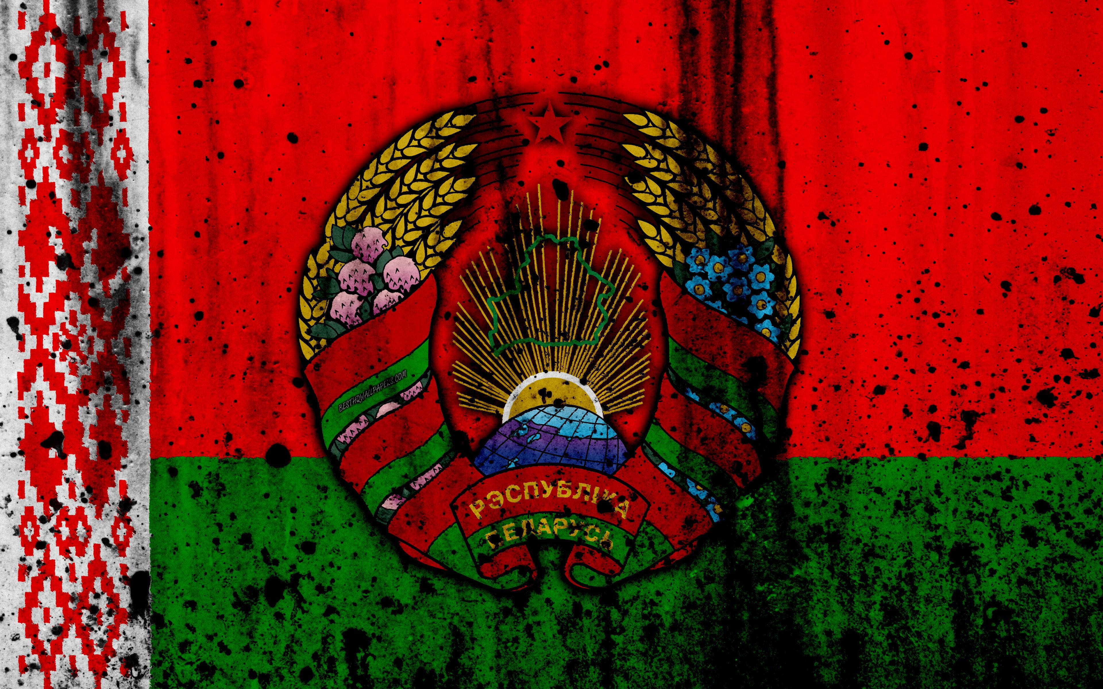 Flag 桌布 壁紙 — 一面飽經風霜的白俄羅斯國旗，帶有紅綠條紋和華麗的國徽，並濺有黑色油漆。