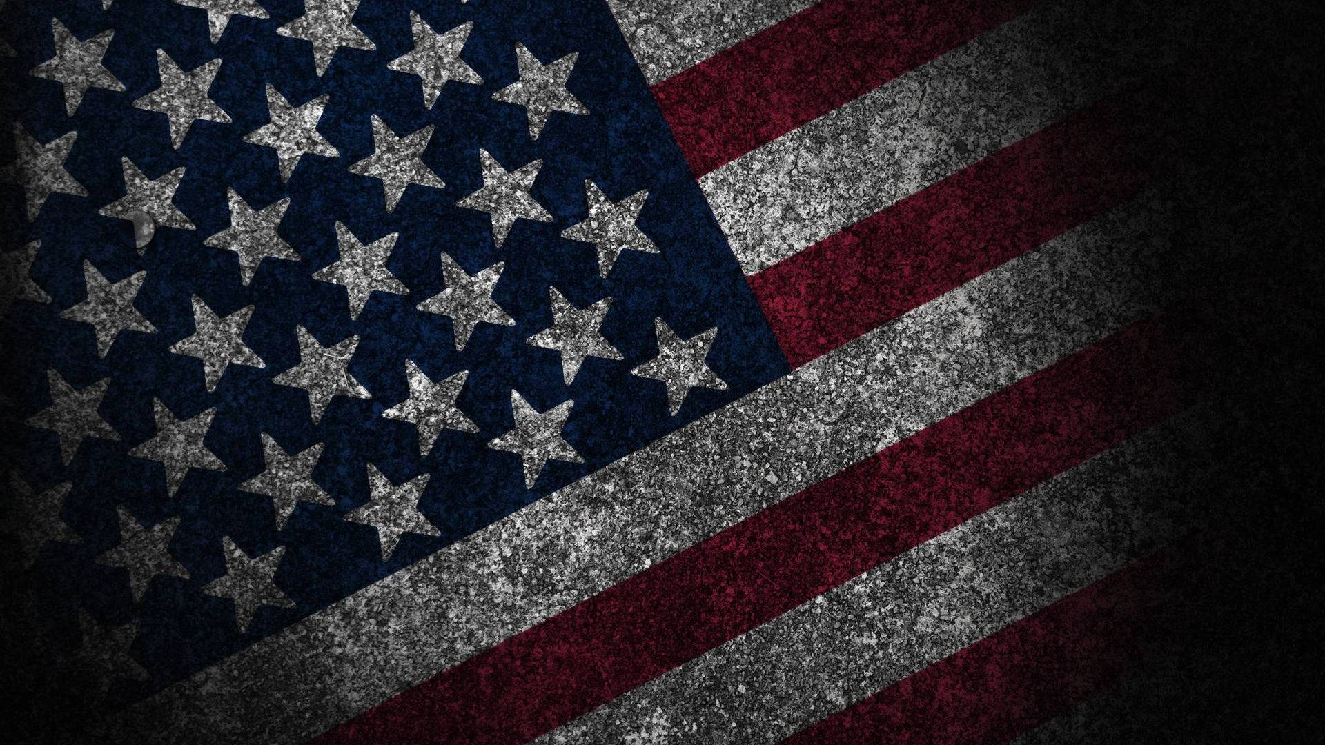 American 桌布 壁紙 — 一面飽經風霜的美國國旗，帶有紋理的星星和條紋，逐漸消失在黑暗中。