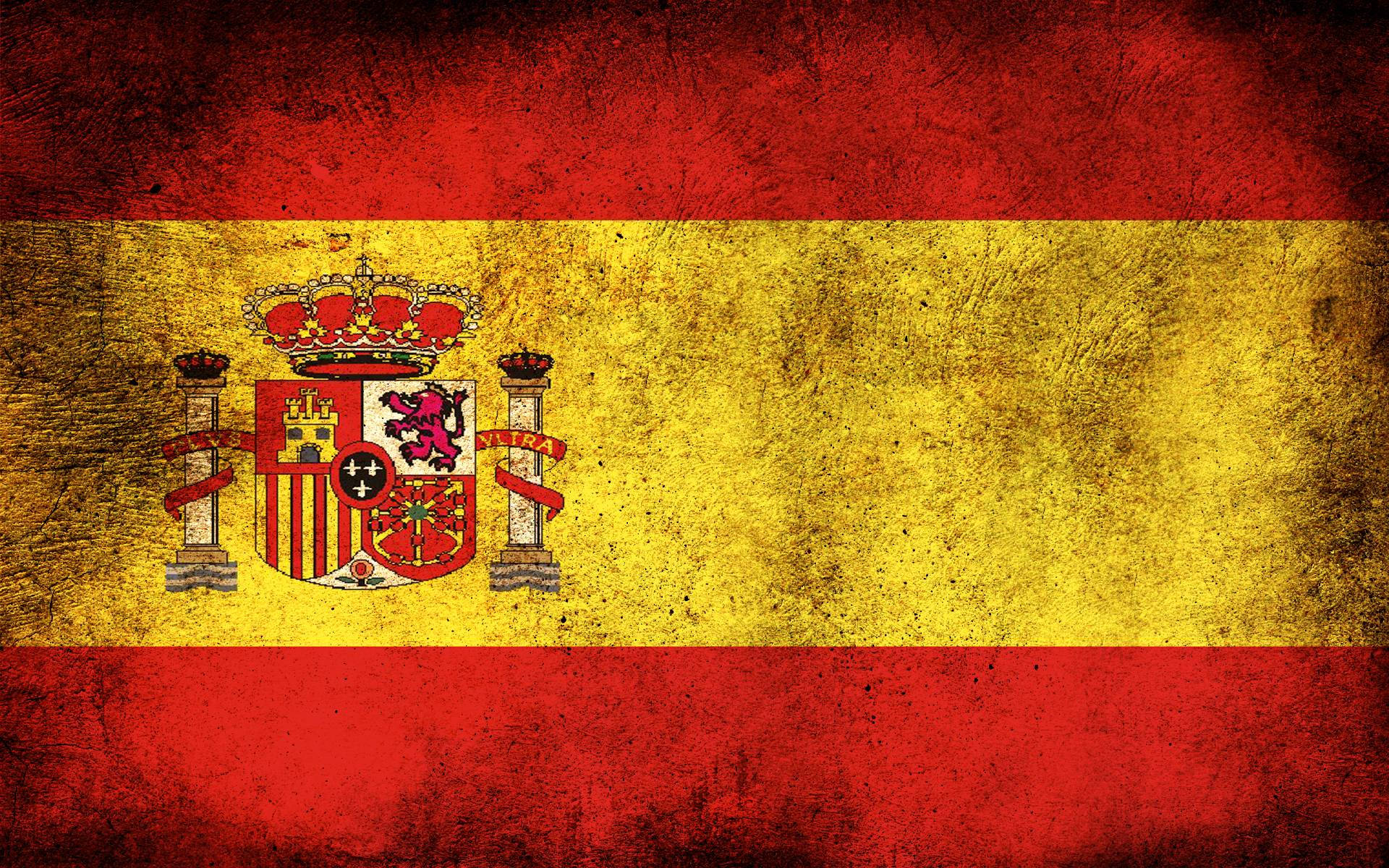 Spain Flag 桌布 壁紙 — 一面飽經風霜的西班牙國旗，帶有紅色和黃色條紋，中央的國徽顯示出老化和磨損的跡象。