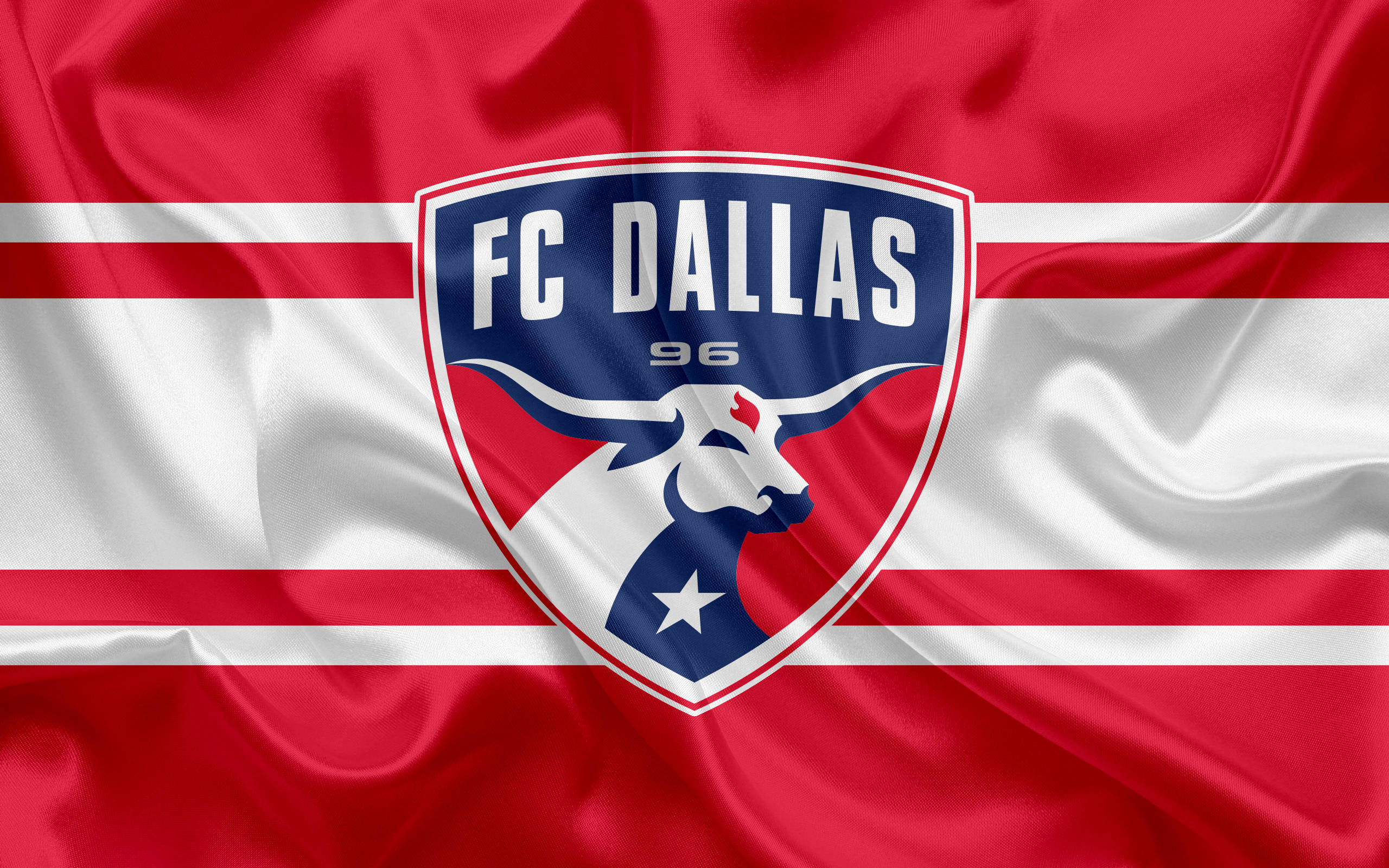 足球 桌布 壁紙 — 一面鮮豔的紅白條紋旗幟，中央有FC Dallas 96盾牌標誌，上面有一頭長角公牛和一顆星星。