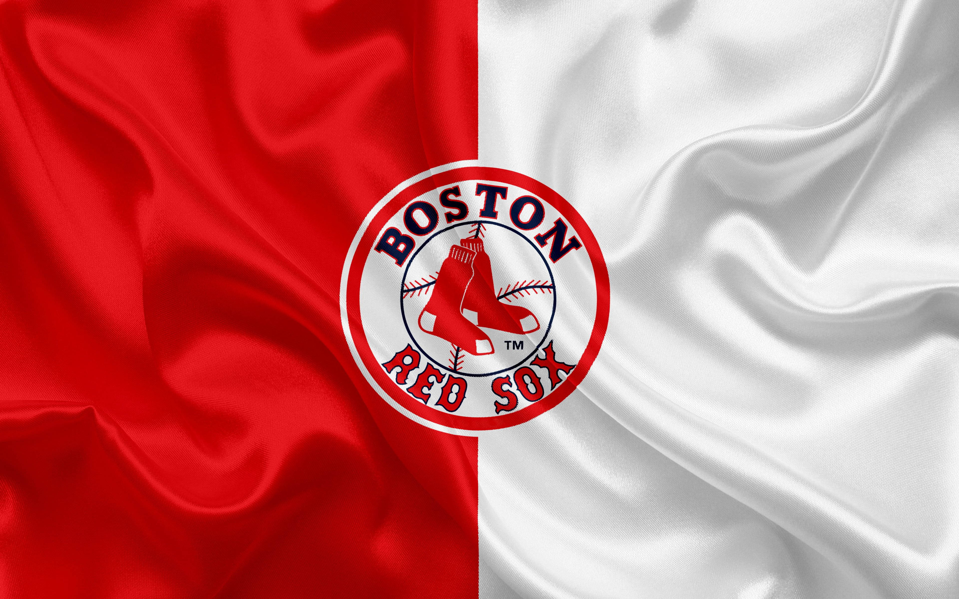 Boston Red Sox 桌布 壁紙 — 一面鮮豔的紅白緞面旗幟，中央印有波士頓紅襪隊標誌，布料呈現波浪效果。