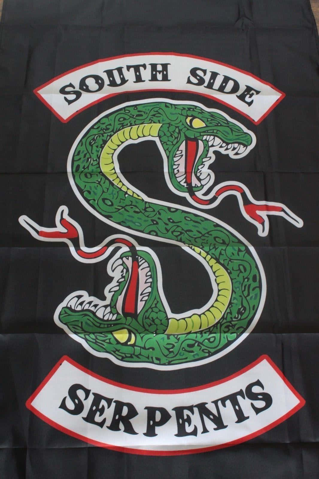 Southside Serpents 桌布 壁紙 — 一面黑色旗幟展示一條兇猛的綠色蛇形成S形，帶有紅色點綴和文字South Side Serpents。
