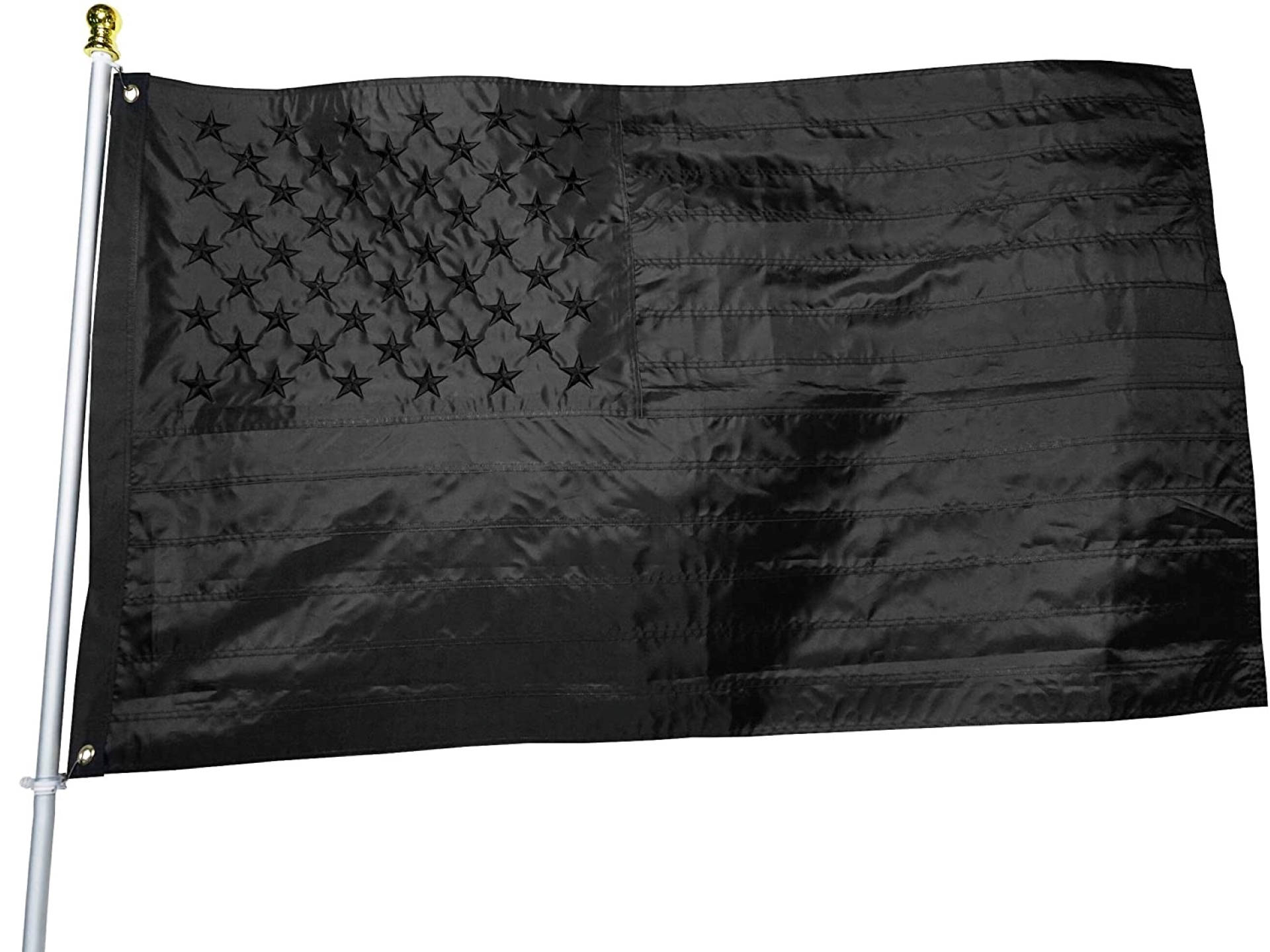 Black American Flag 桌布 壁紙 — 一面黑色美國國旗，帶有縫製的星星和條紋，在白色背景的銀色旗杆上飄揚。