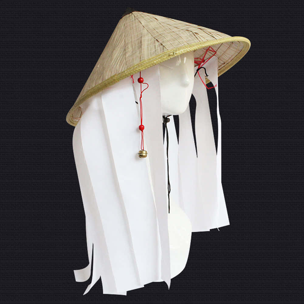 Akatsuki Hat 桌布 壁紙 — 一頂傳統錐形草帽，帶有白色紙飄帶和紅色珠飾流蘇，掛在一個深色紋理背景的人體模型頭上。