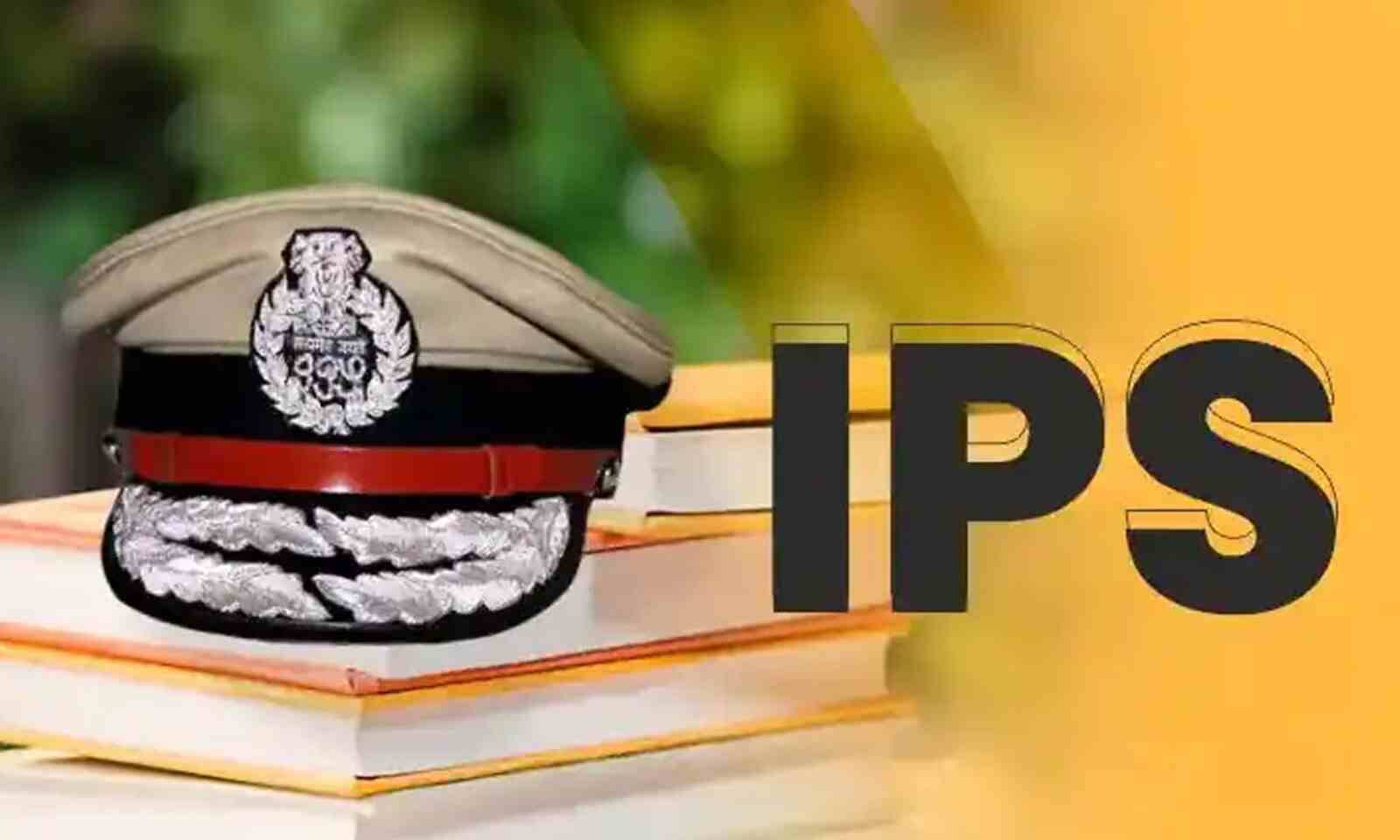 India 桌布 壁紙 — 一頂印度警察帽放在疊起的書本上，粗體IPS文字襯以溫暖的黃綠色模糊背景。