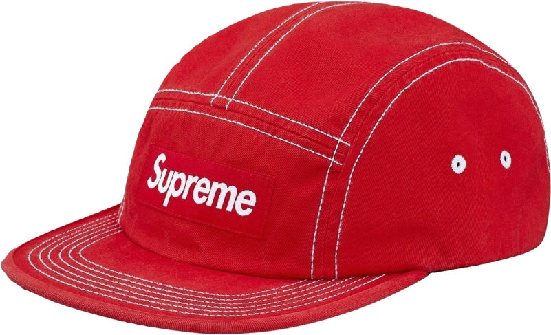 supreme 桌布 壁紙 — 一頂大膽的紅色Supreme品牌帽子，帶有白色縫線和標誌貼片，襯托在鮮明的黑色背景上。