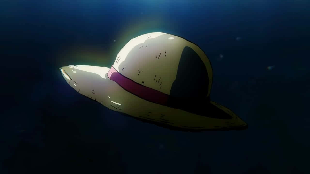 Luffy's Straw hat 壁紙 — 一頂帶有紅色帶子的舊草帽在柔和陽光下靜靜漂浮在深藍色水中。