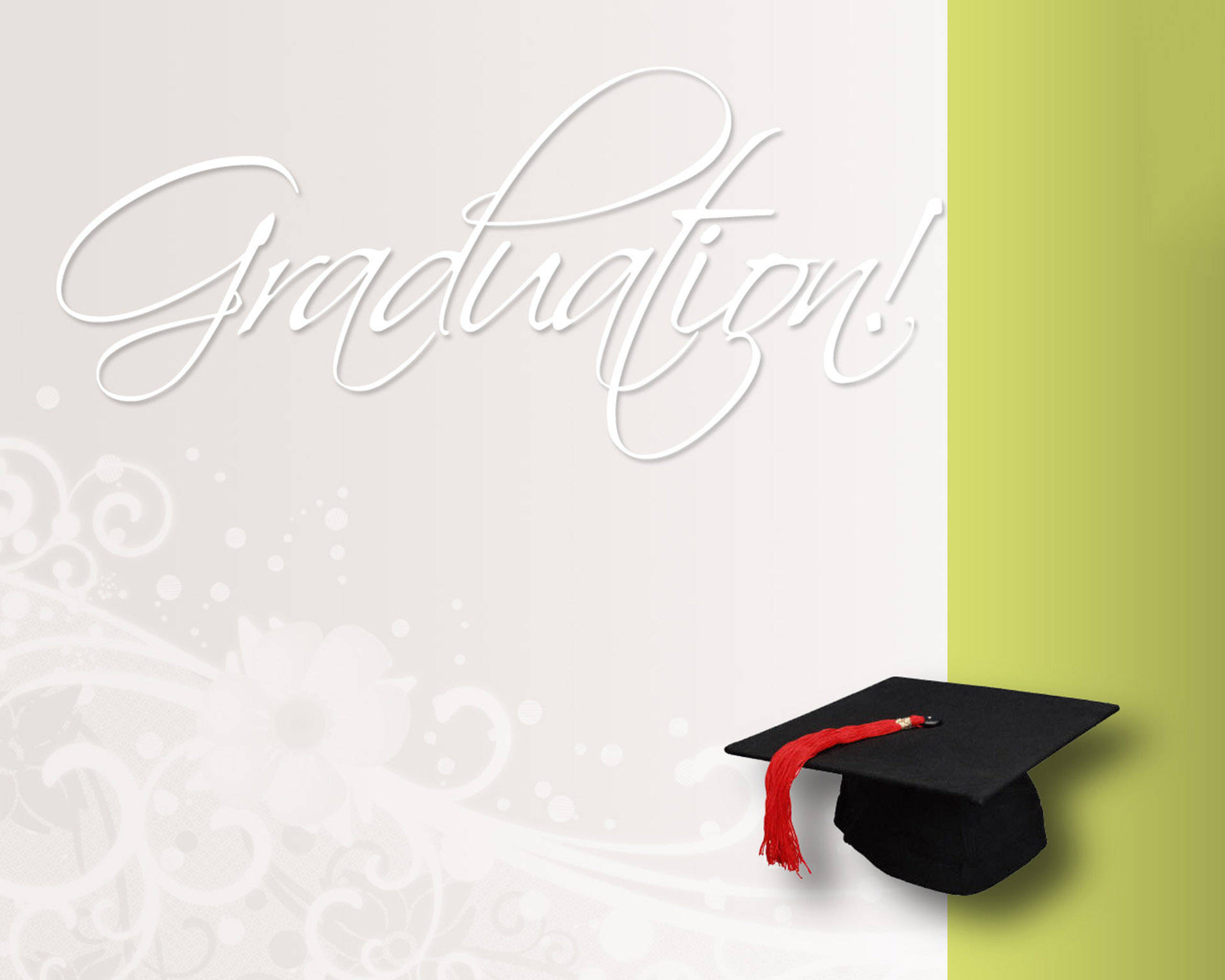 Graduation 桌布 壁紙 — 一頂帶有紅色流蘇的黑色畢業帽，放置在白色花卉漩渦和萊姆綠色的分割背景上。