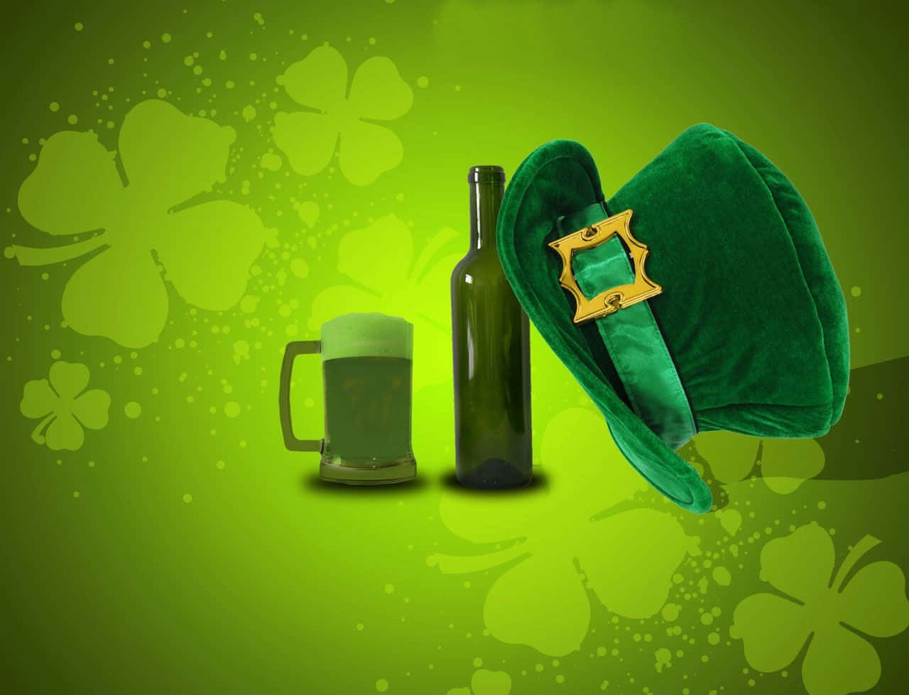 Saint Patricks Day 桌布 壁紙 — 一頂帶有金色扣環的節日綠色小妖精帽，旁邊放著一個啤酒杯和一瓶啤酒，背景是充滿活力的綠色，點綴著三葉草圖案。