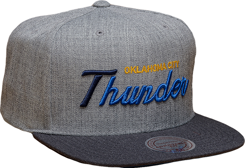 thunder 桌布 壁紙 — 一頂灰色混色 snapback 帽，帶有藍色和黃色的奧克拉荷馬城雷霆隊刺繡，傾斜地放在柔和的漸變背景上。