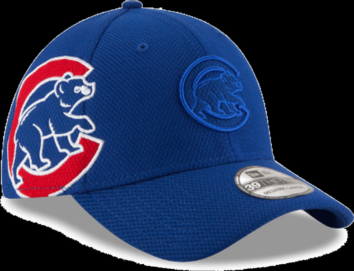 Chicago Cubs Logo 桌布 壁紙 — 一頂皇家藍色棒球帽，上面有一個大的紅白熊標誌和一個較小的藍色熊徽章，背景為純白色。