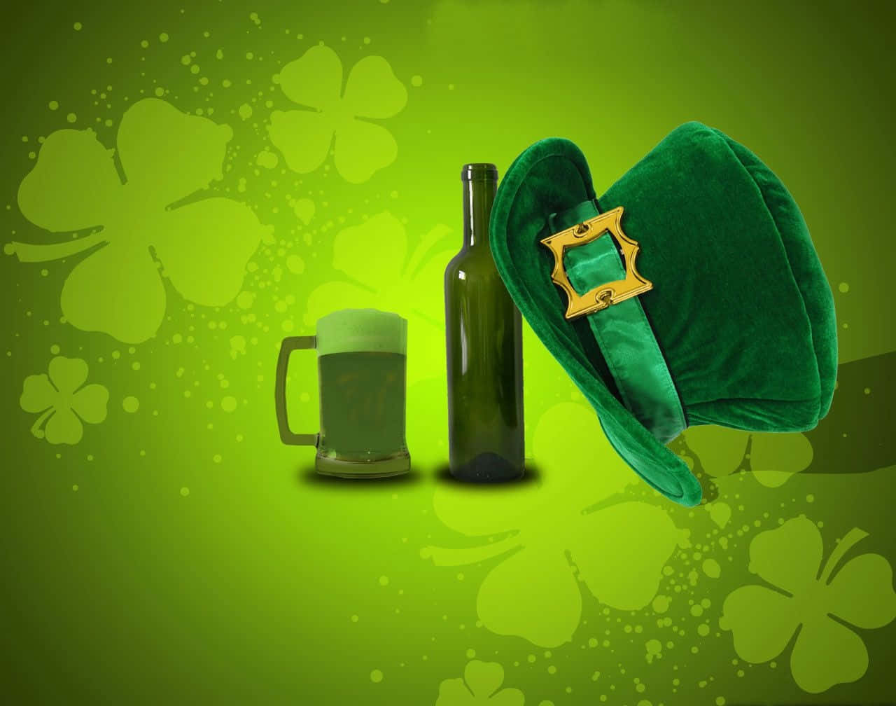 Clovers 桌布 壁紙 — 一頂節日綠色小妖精帽，帶金色扣環，放在啤酒杯和瓶子旁邊，背景是充滿活力的綠色，帶有三葉草圖案。