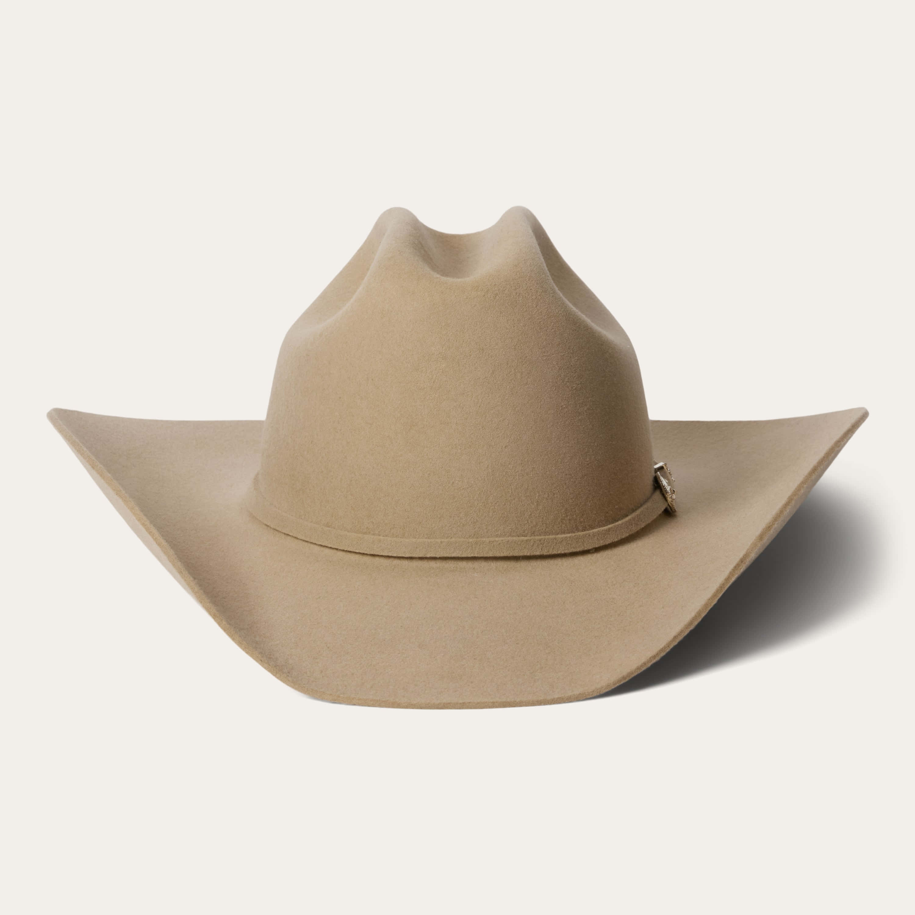 Cowboy Hat 桌布 壁紙 — 一頂米色氈製寬邊牛仔帽，帶有銀色扣環，置於純米白色背景中央。