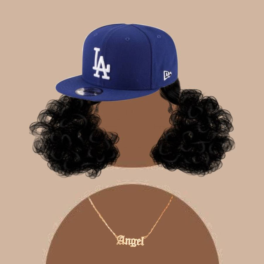 嘻哈 桌布 壁紙 — 一頂藍色LA Dodgers帽子戴在一個有兩條豐滿黑色辮子的頭上，上面有一條拼出Angel的金色項鍊。