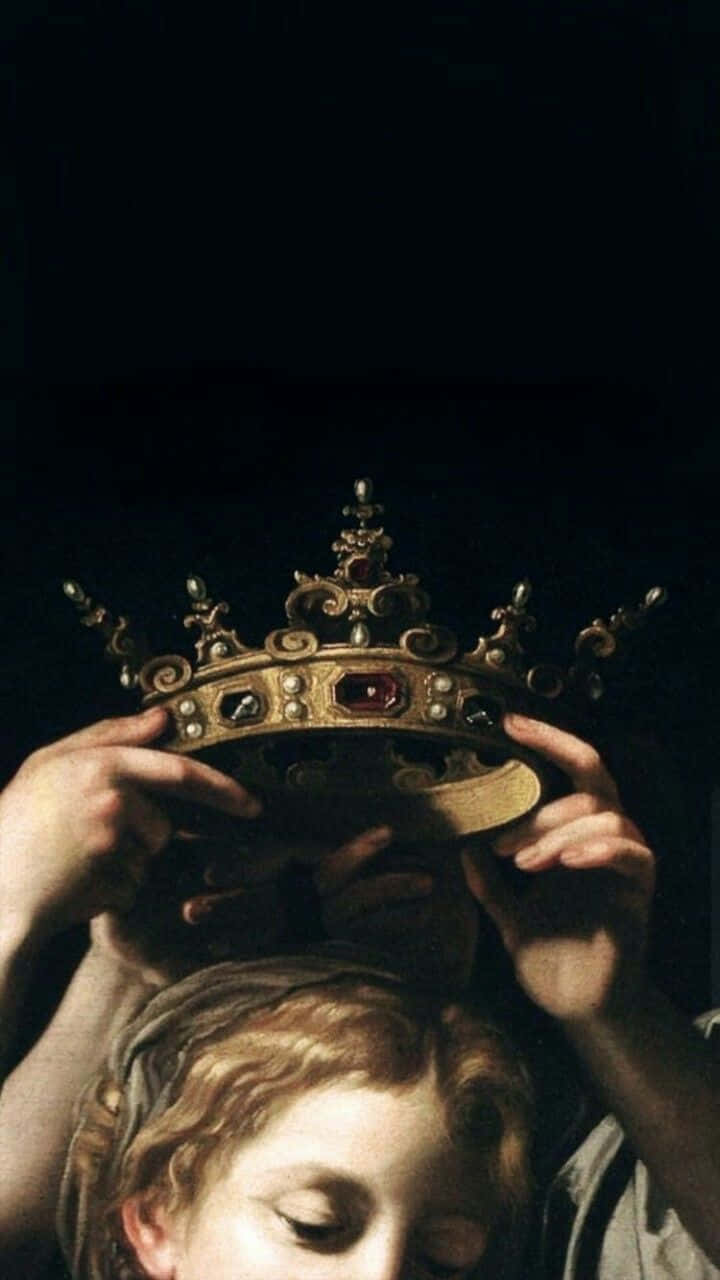 Renaissance 桌布 壁紙 — 一頂鑲嵌寶石的金色王冠，在戲劇性的明暗對比畫作中輕輕戴在一個人頭上。